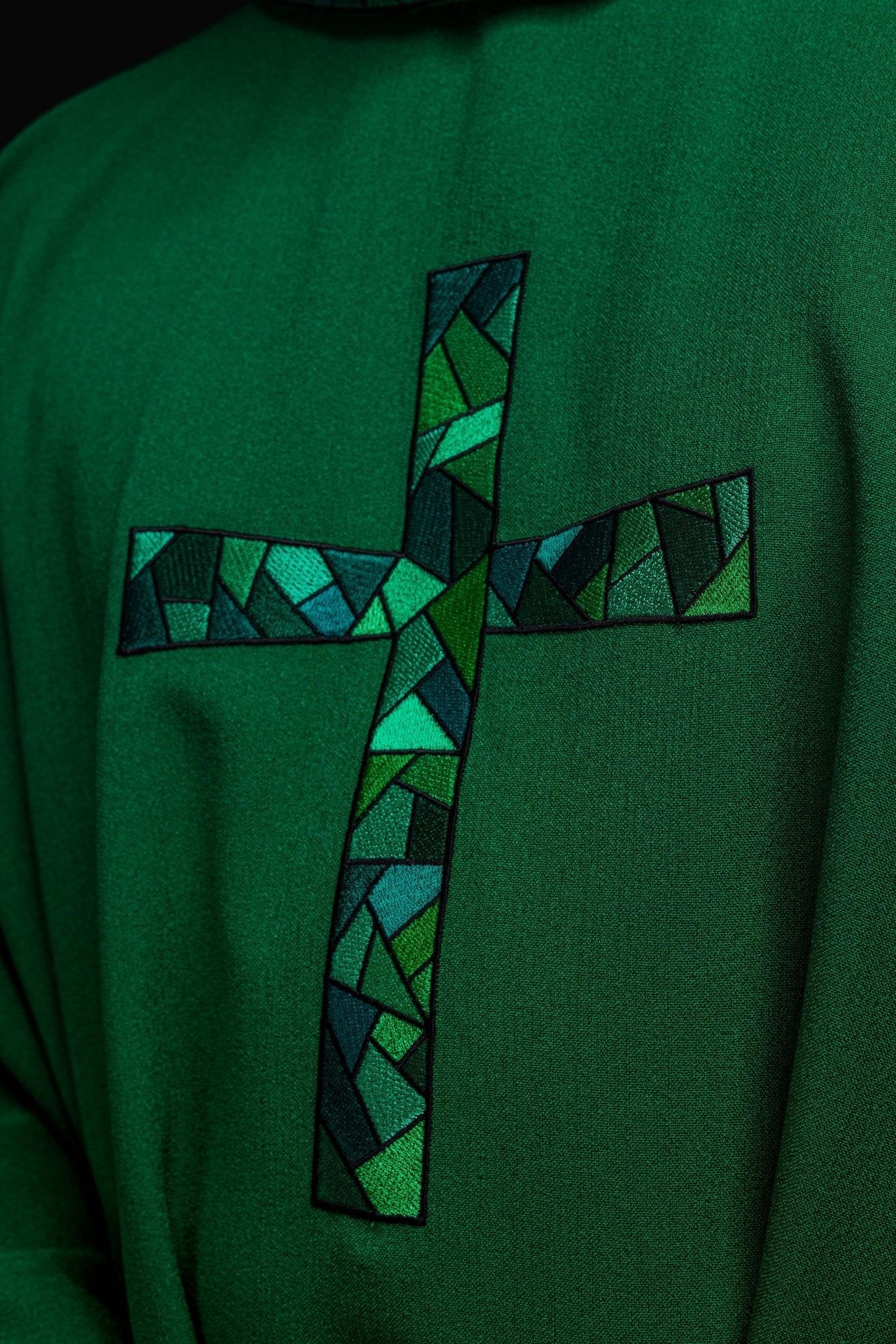 Green chasuble with simple embroidery - Image 3