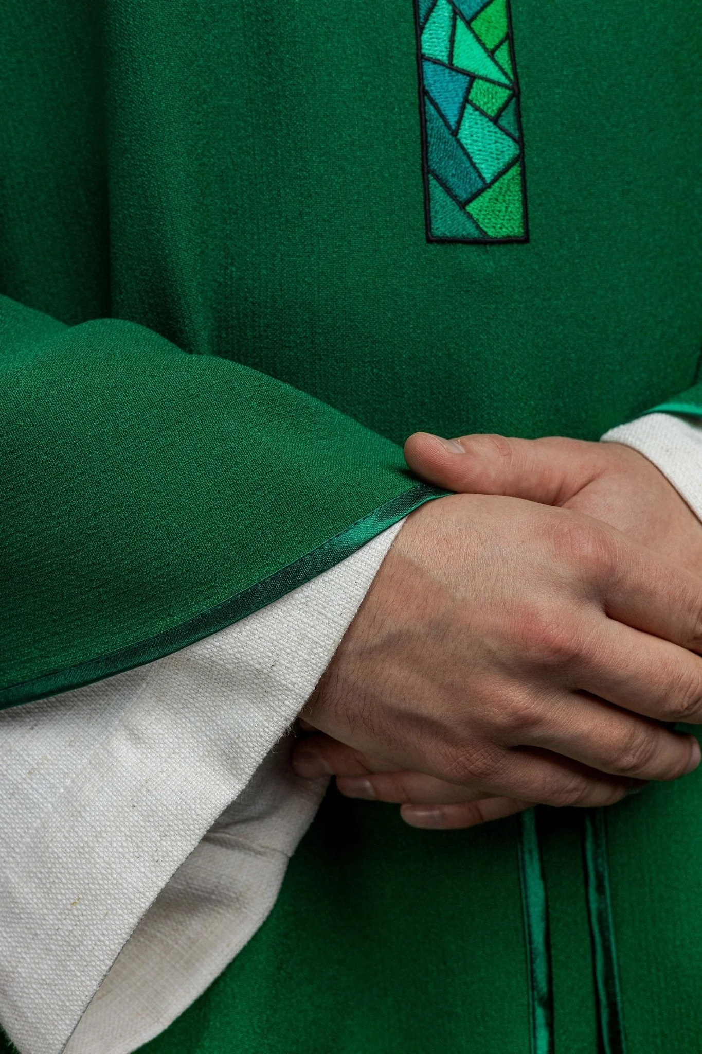 Green chasuble with simple embroidery - Image 5