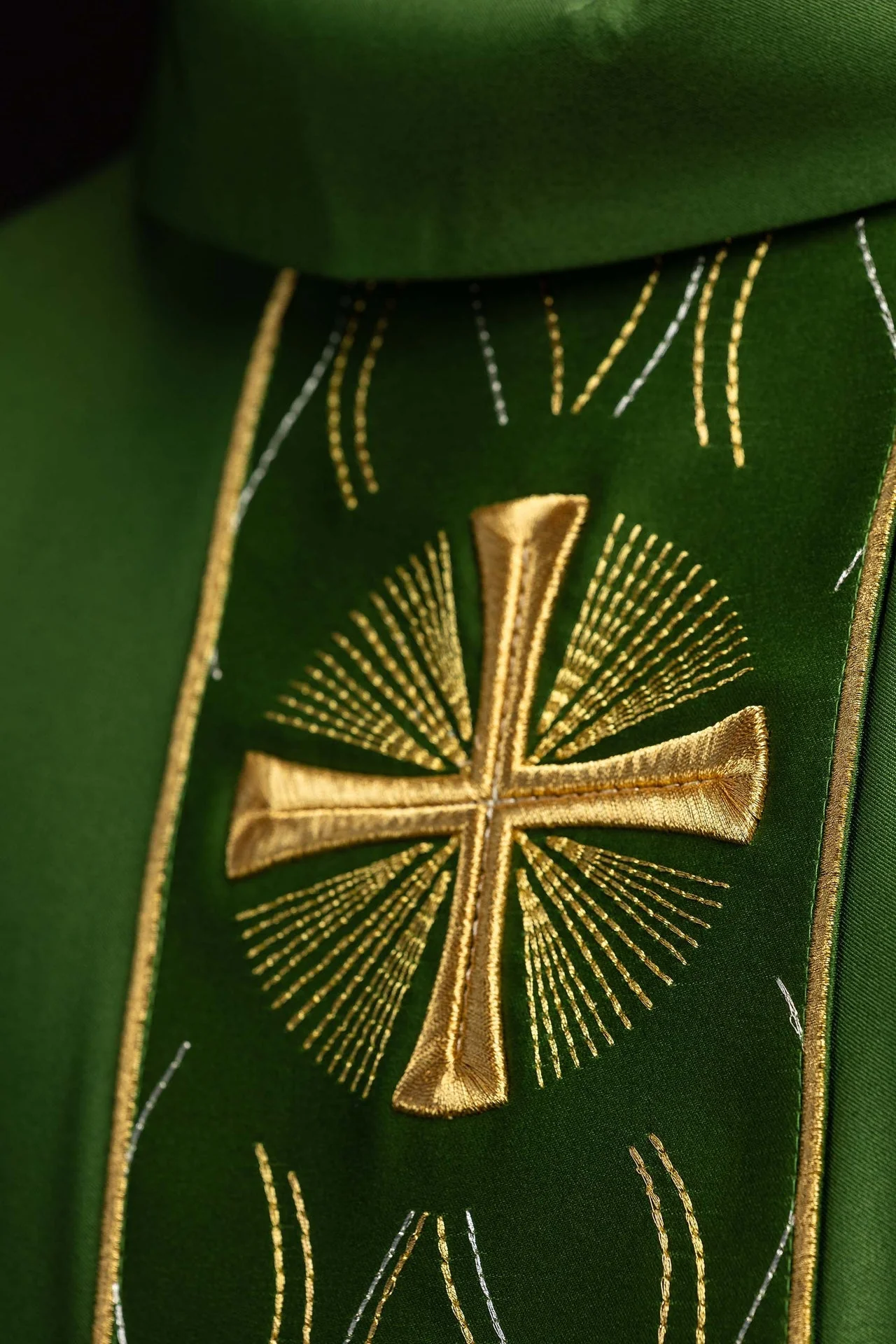 Green cross-embroidered chasuble - Image 4