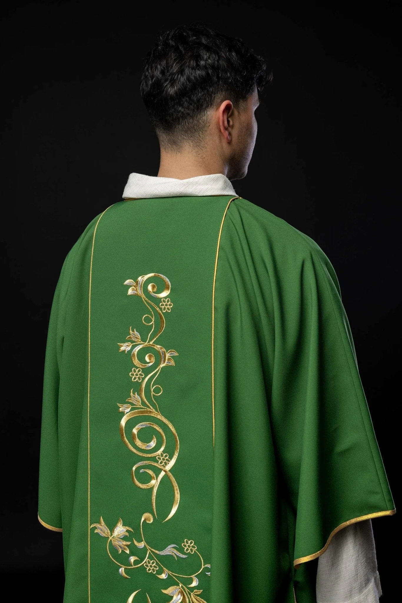 Green dalmatic with an embroidered IHS band - Image 6