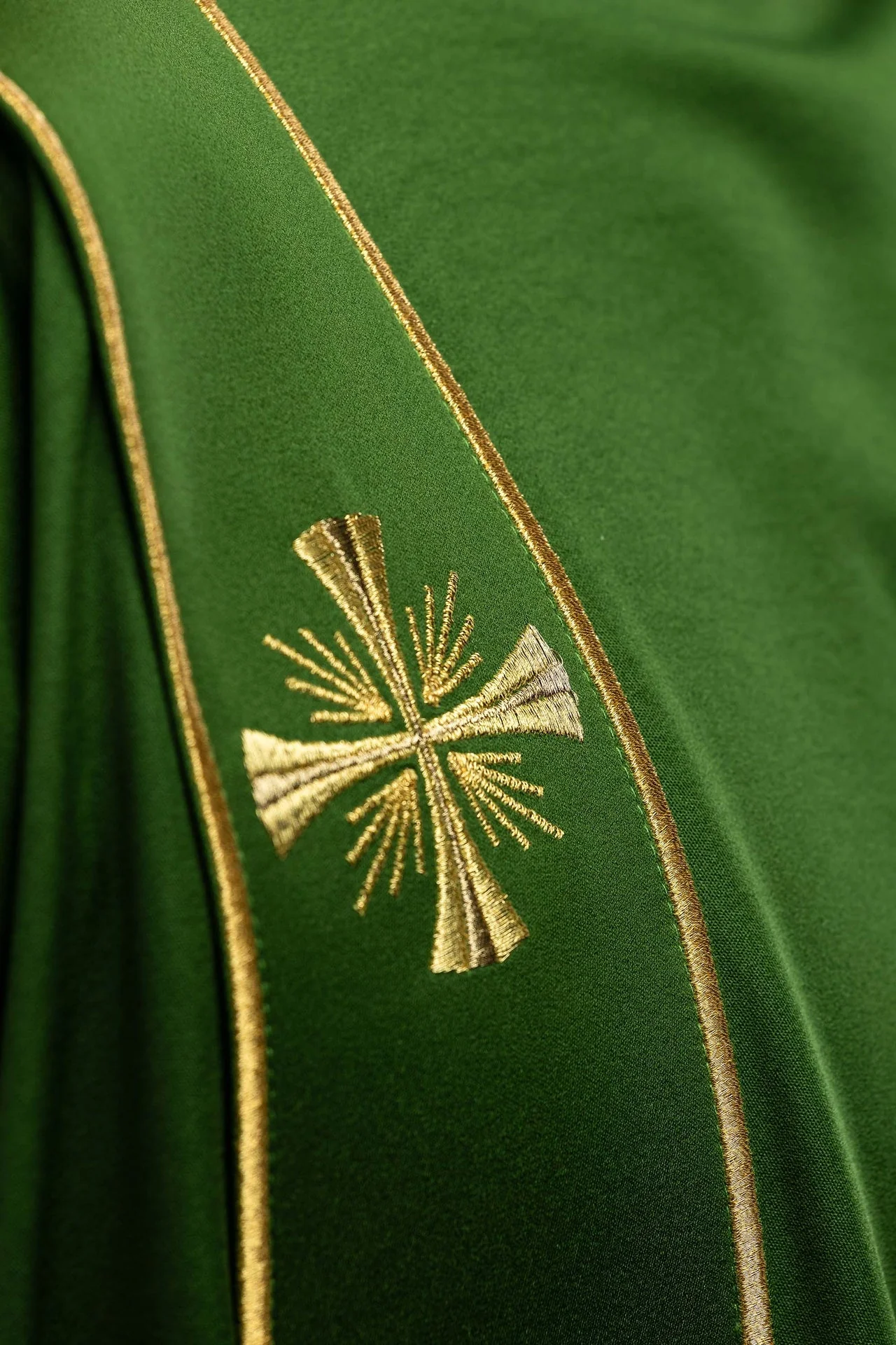 Green dalmatic with bands and embroidered gold crosses - Image 3
