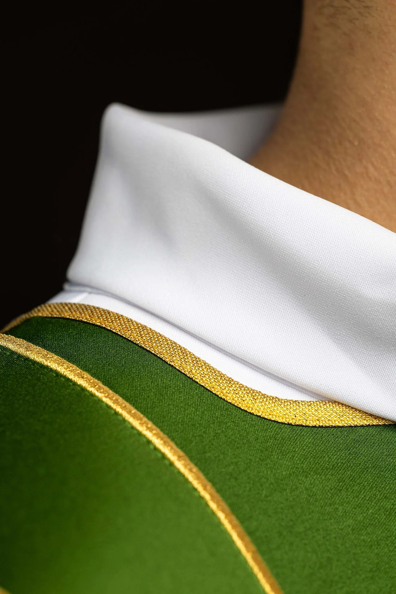 Green dalmatic with bands and embroidered gold crosses - Image 4