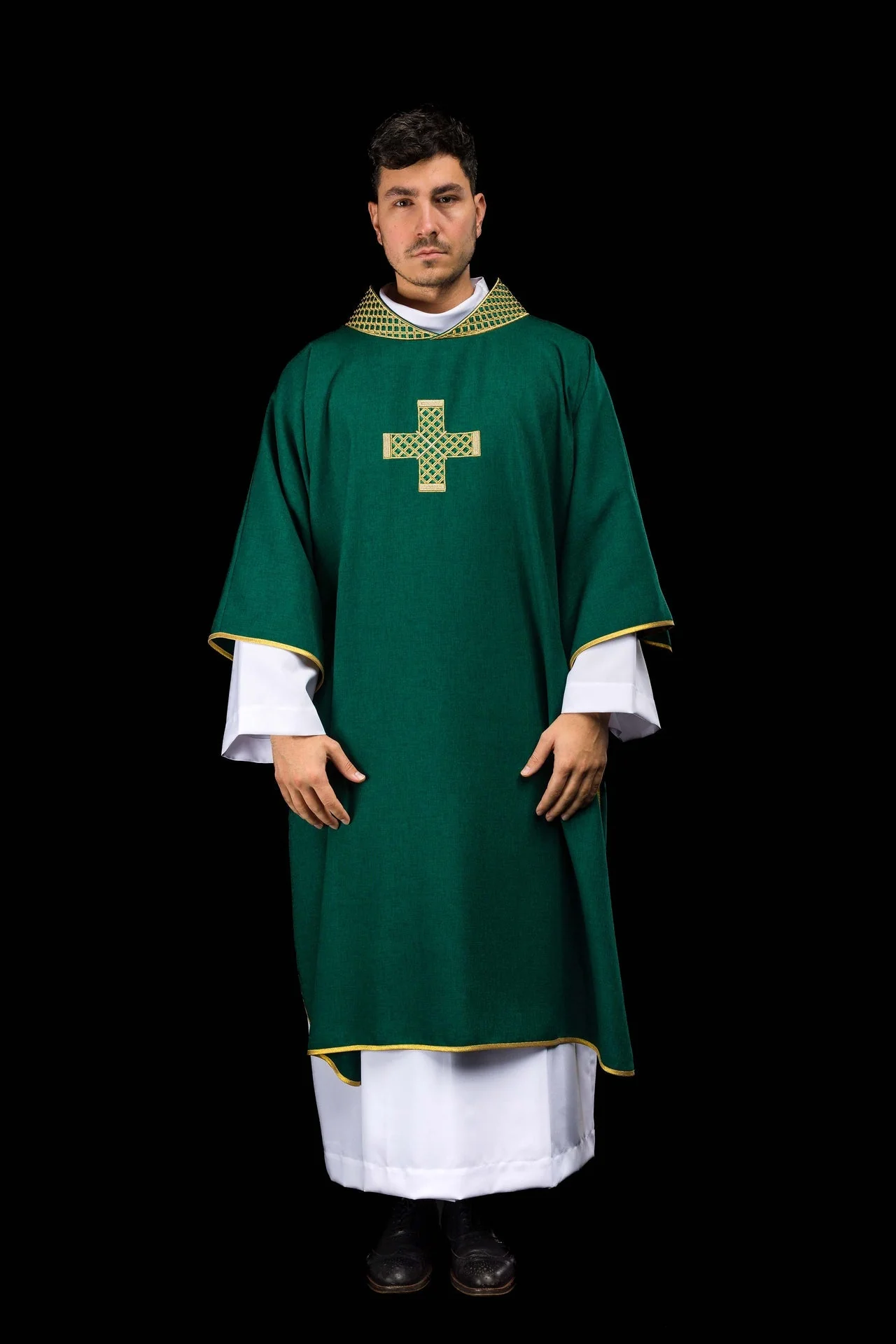 Green dalmatic with embroidered crosses and a collar - Image 2