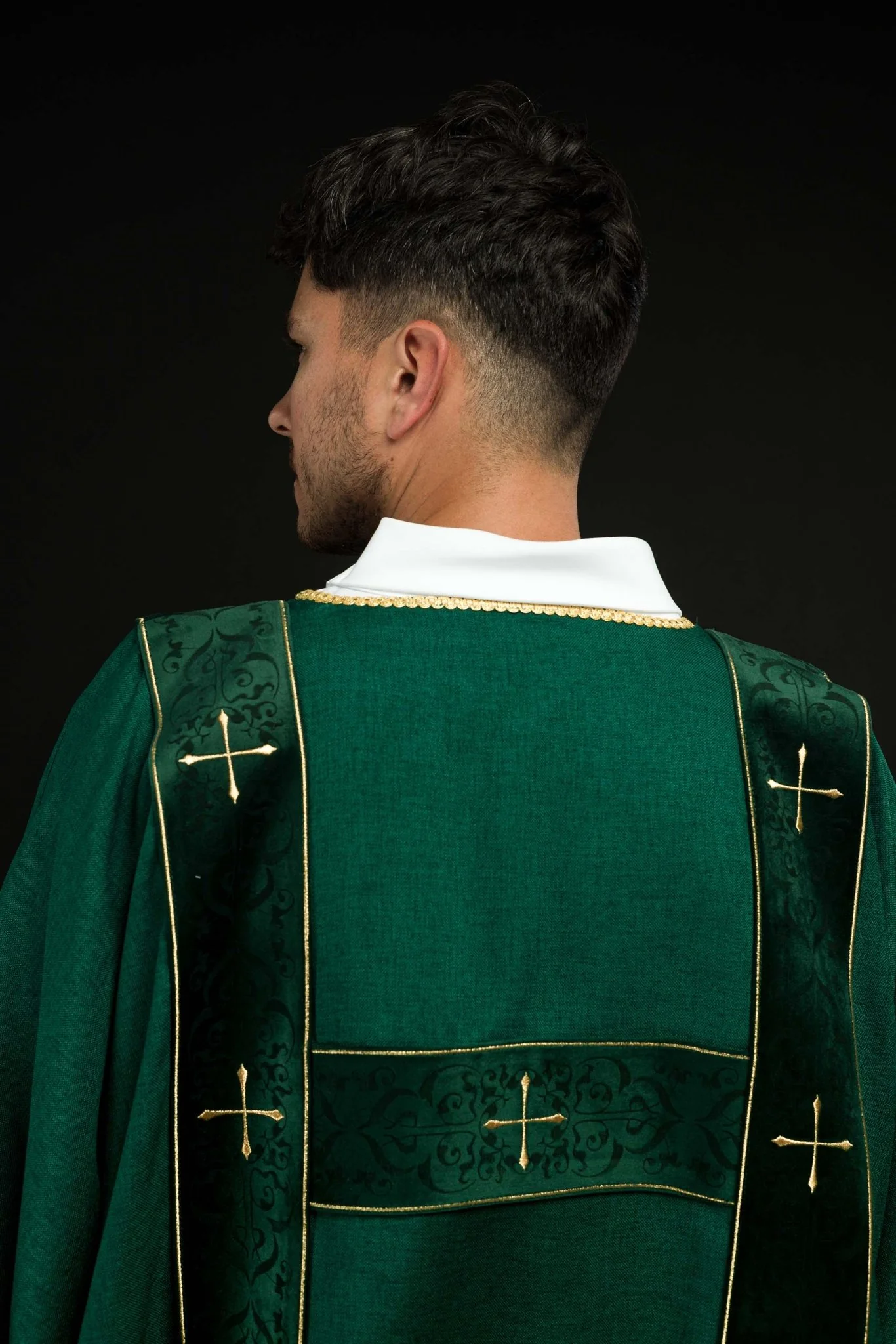 Green dalmatic with velvet bands and embroidered golden crosses - Image 6