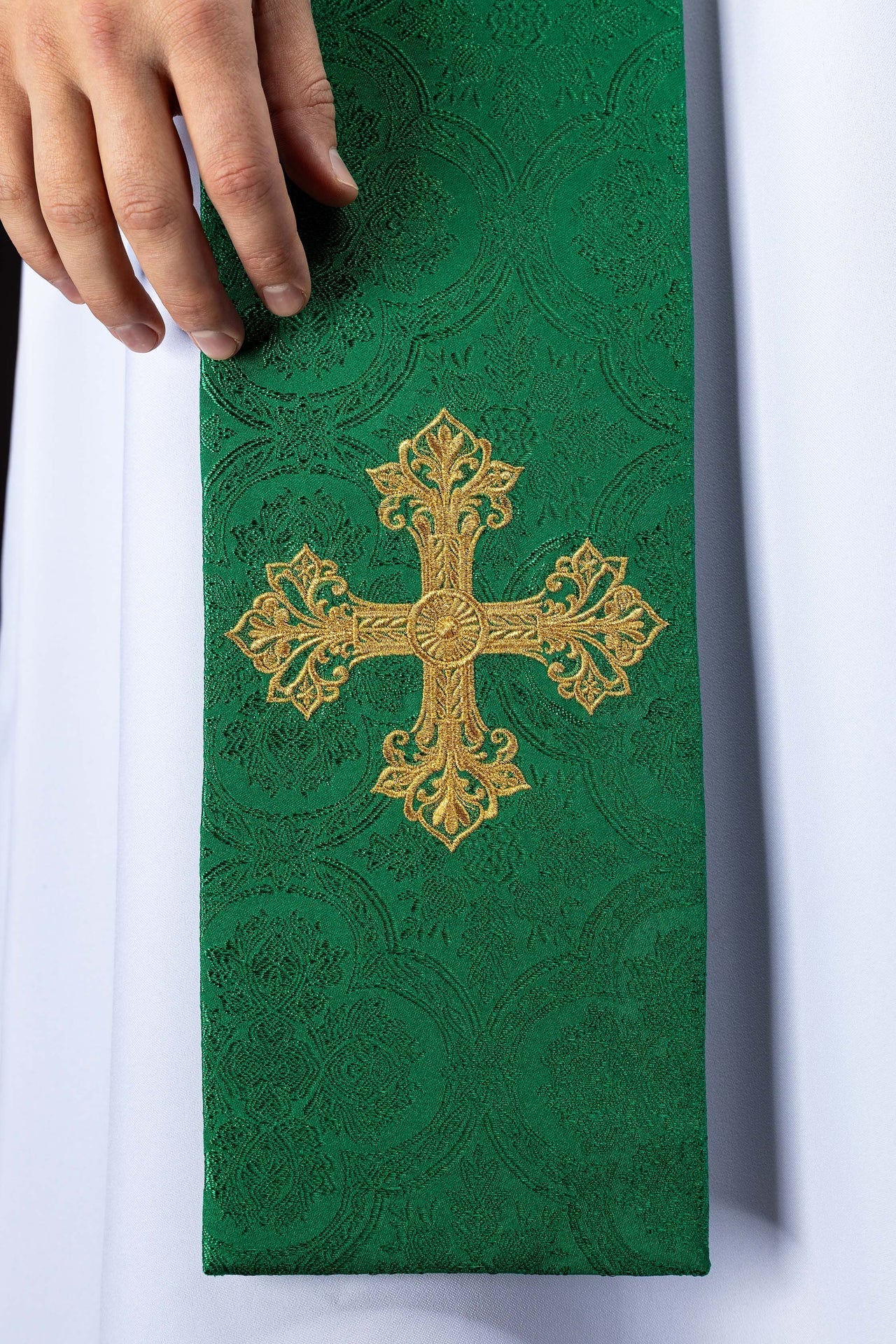 Green jacquard stole embroidered with a cross motif - Image 5
