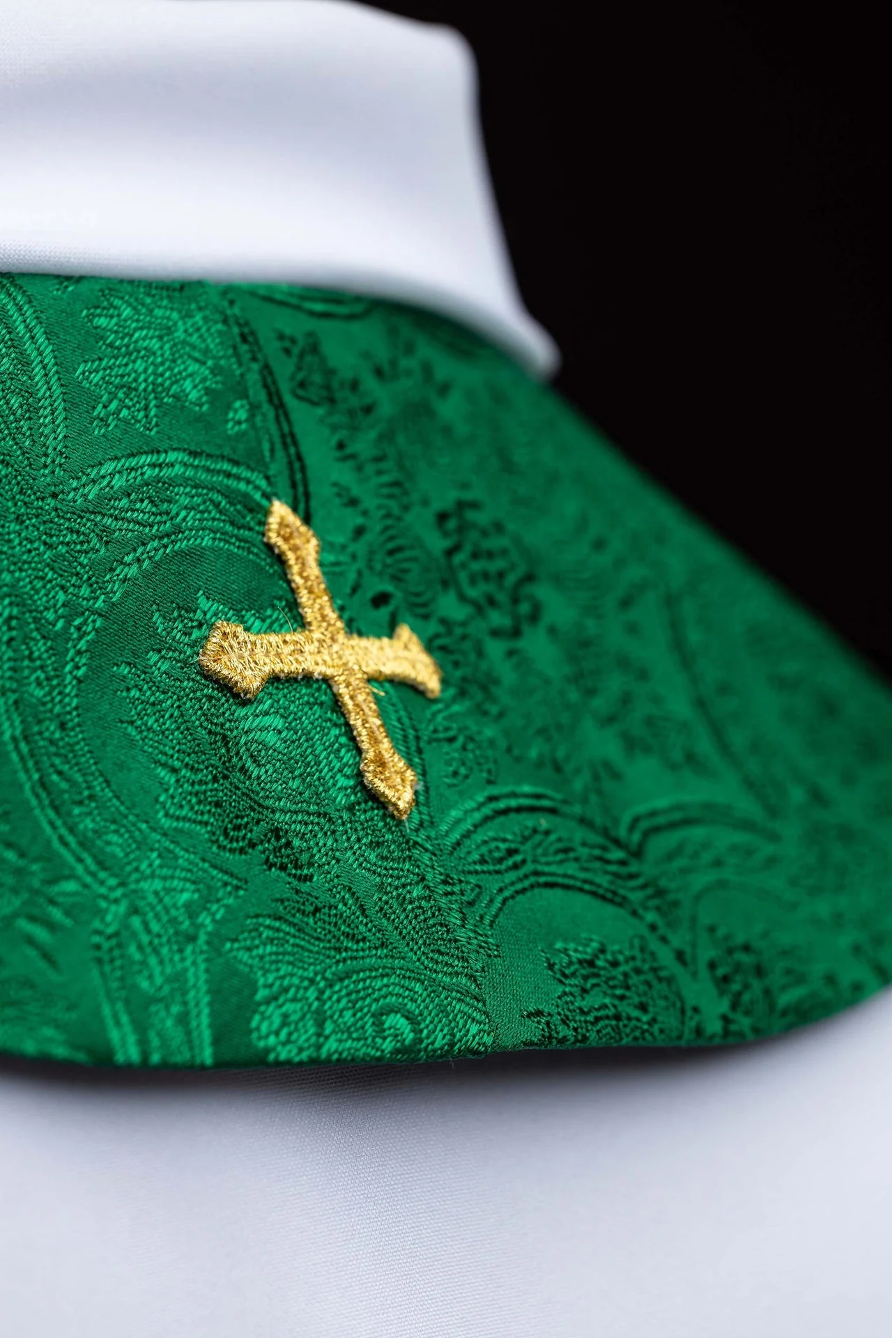 Green jacquard stole embroidered with a cross motif - Image 6