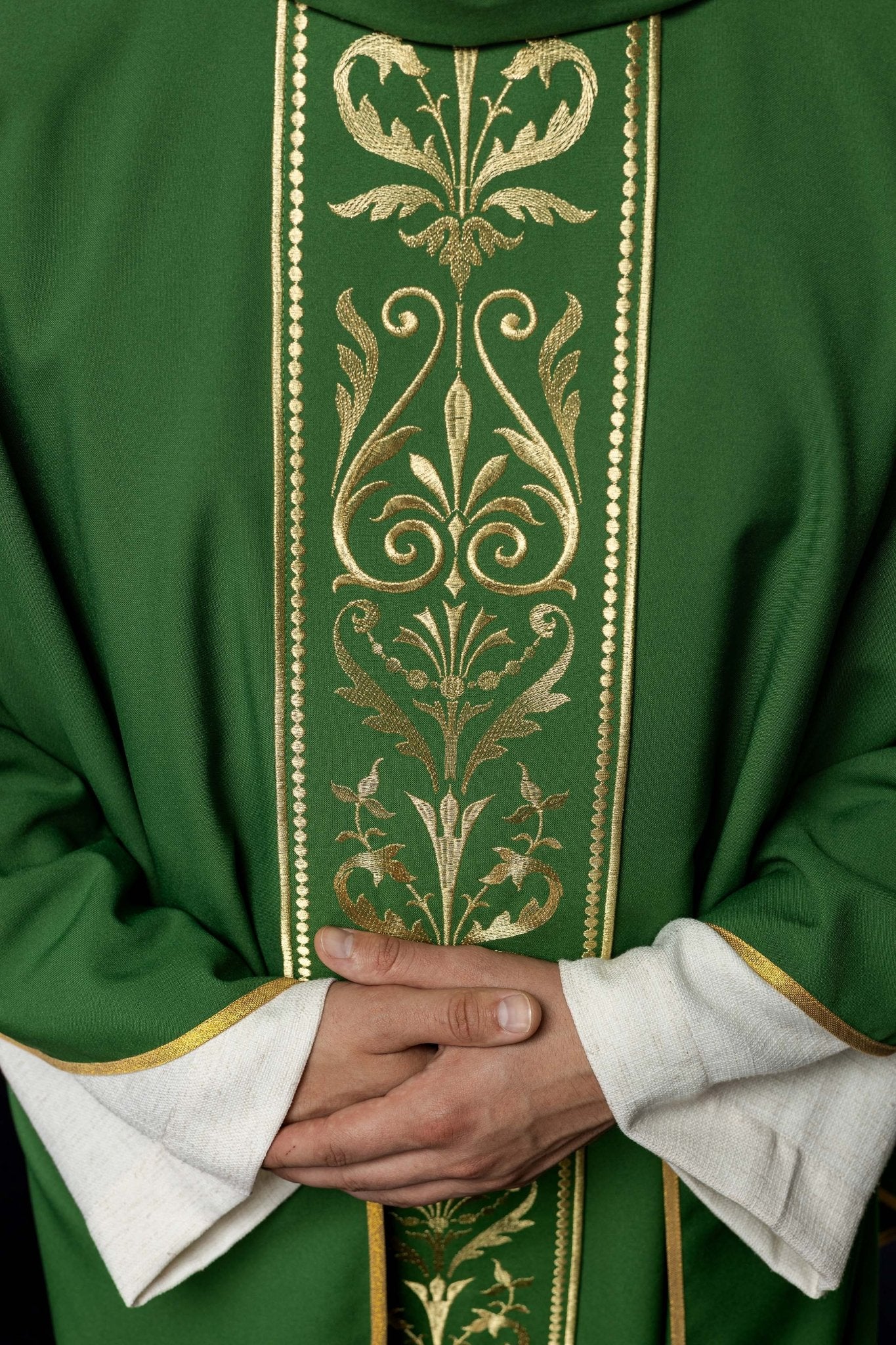 Green liturgical chasuble decorated with a gold embroidered belt - Image 3