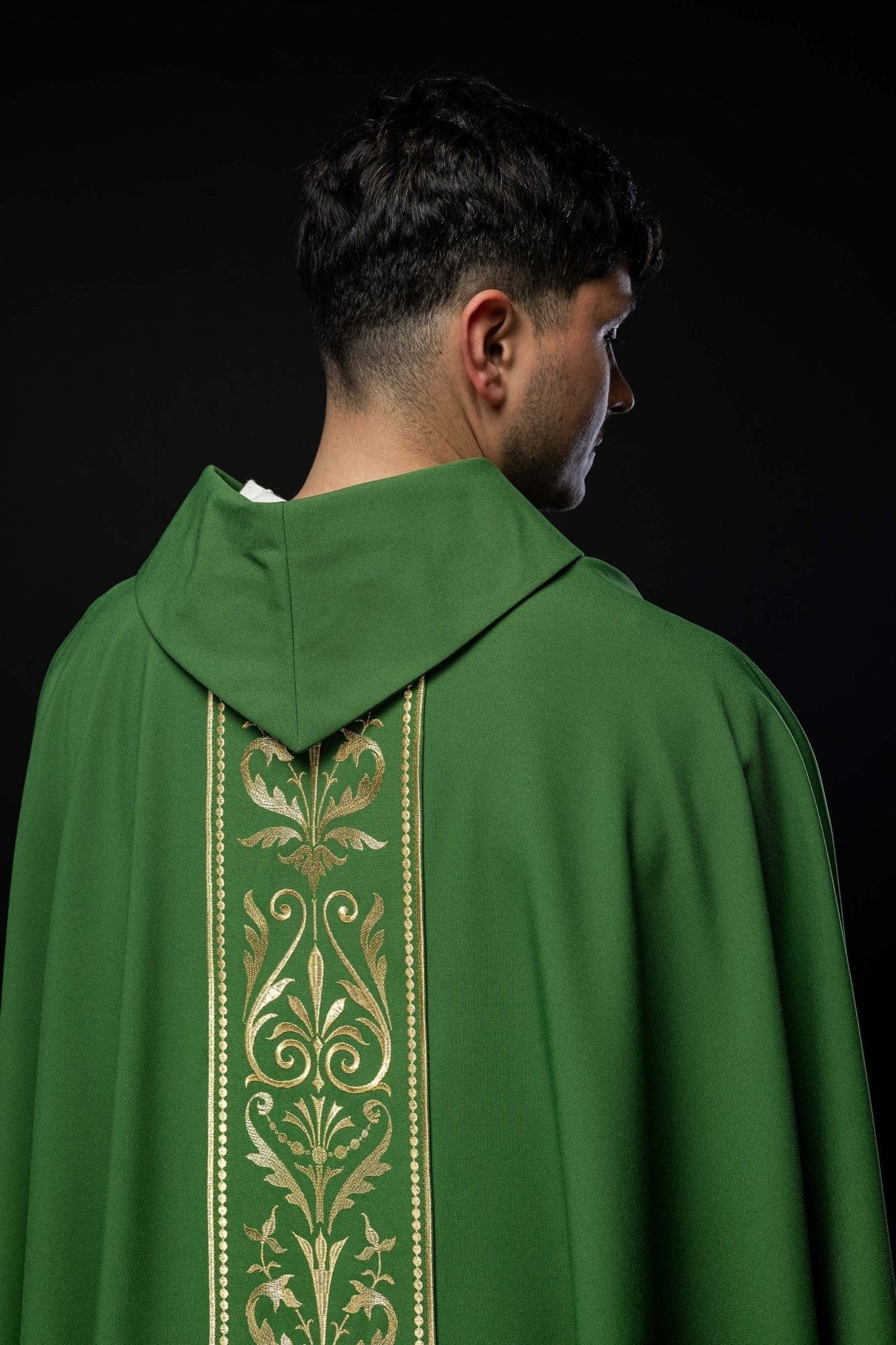 Green liturgical chasuble decorated with a gold embroidered belt - Image 4