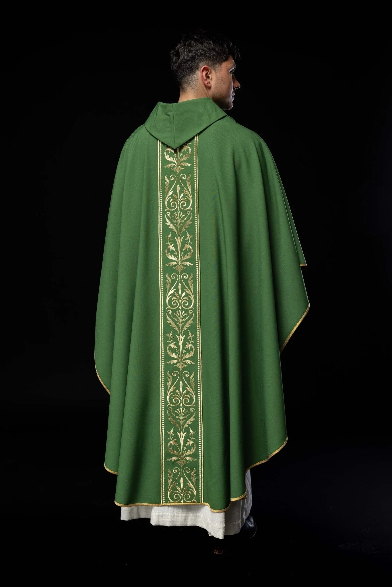 Green liturgical chasuble decorated with a gold embroidered belt - Image 6