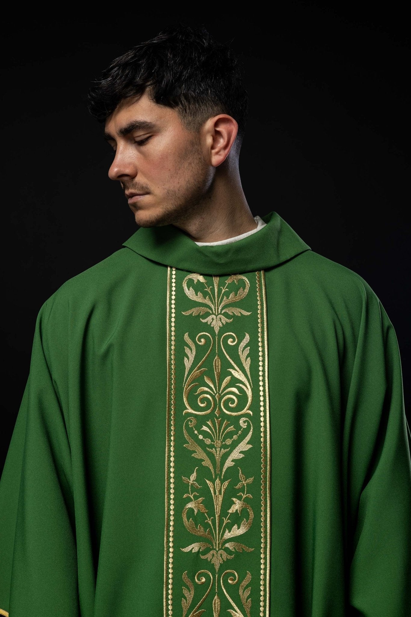 Green liturgical chasuble decorated with a gold embroidered belt - Image 7
