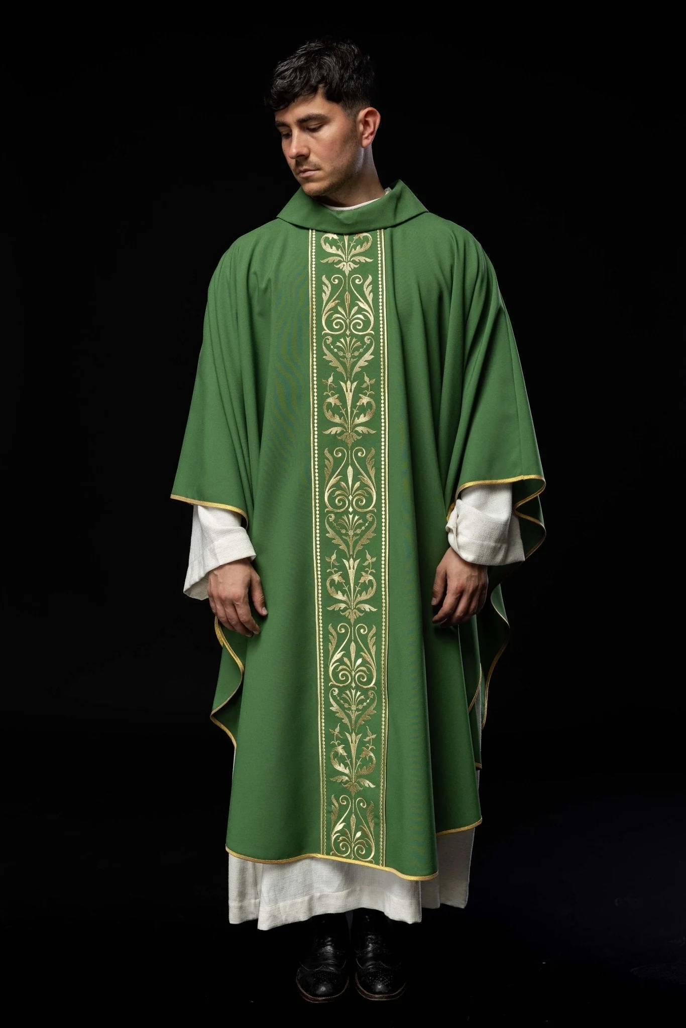 Green liturgical chasuble decorated with a gold embroidered belt - Image 8