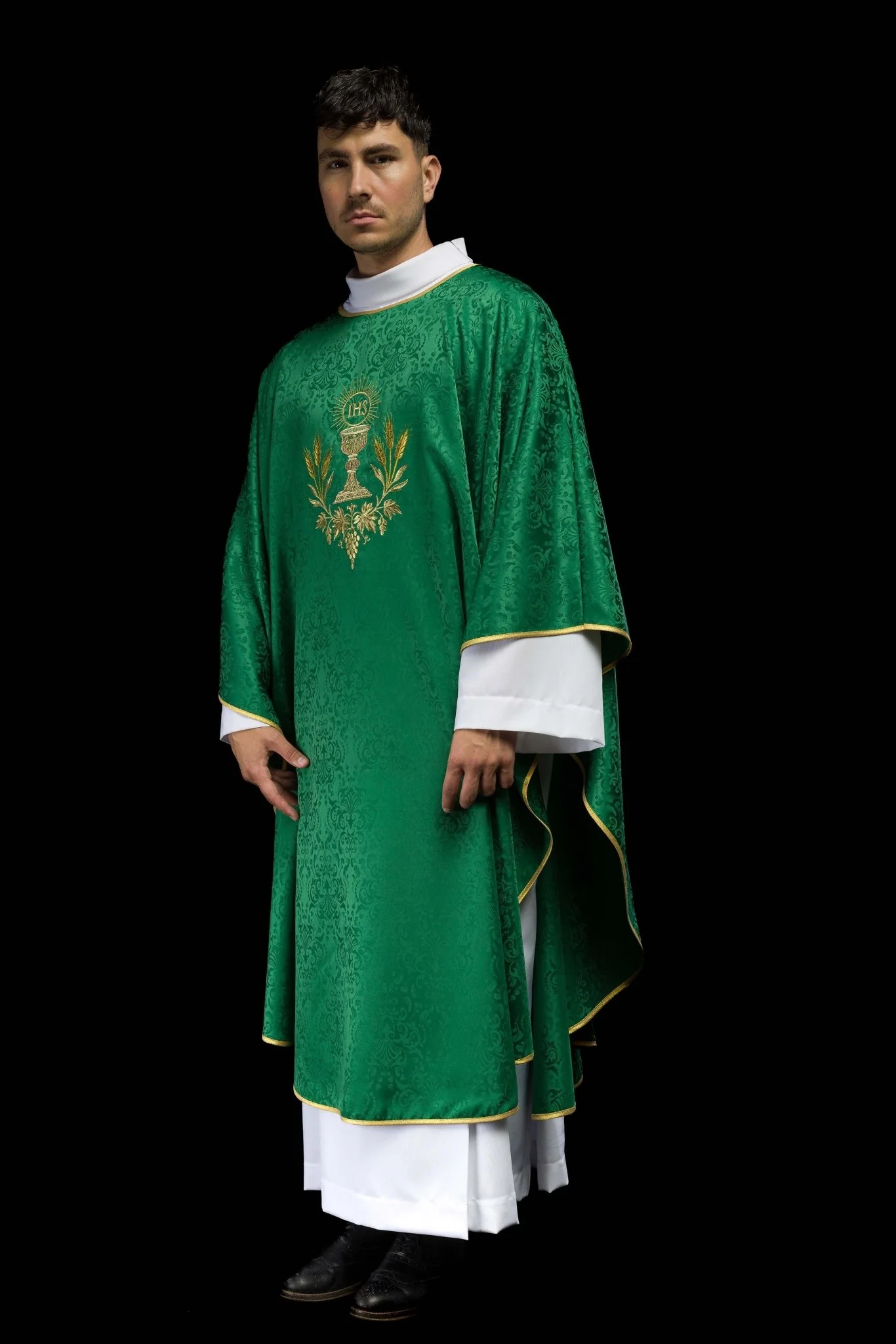 Green liturgical chasuble with embroidered chalice and host on jacquard fabric - Image 2