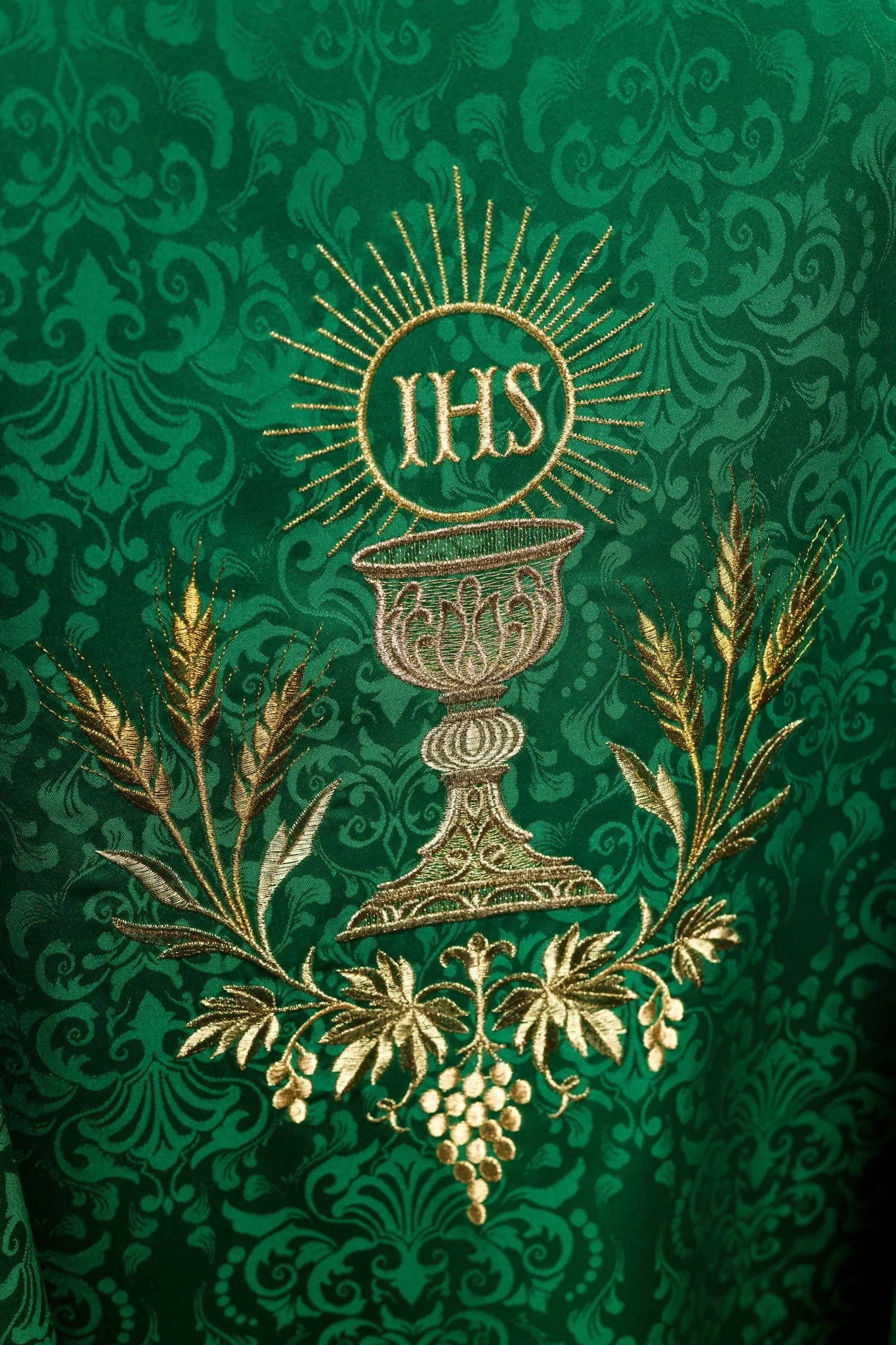 Green liturgical chasuble with embroidered chalice and host on jacquard fabric - Image 3