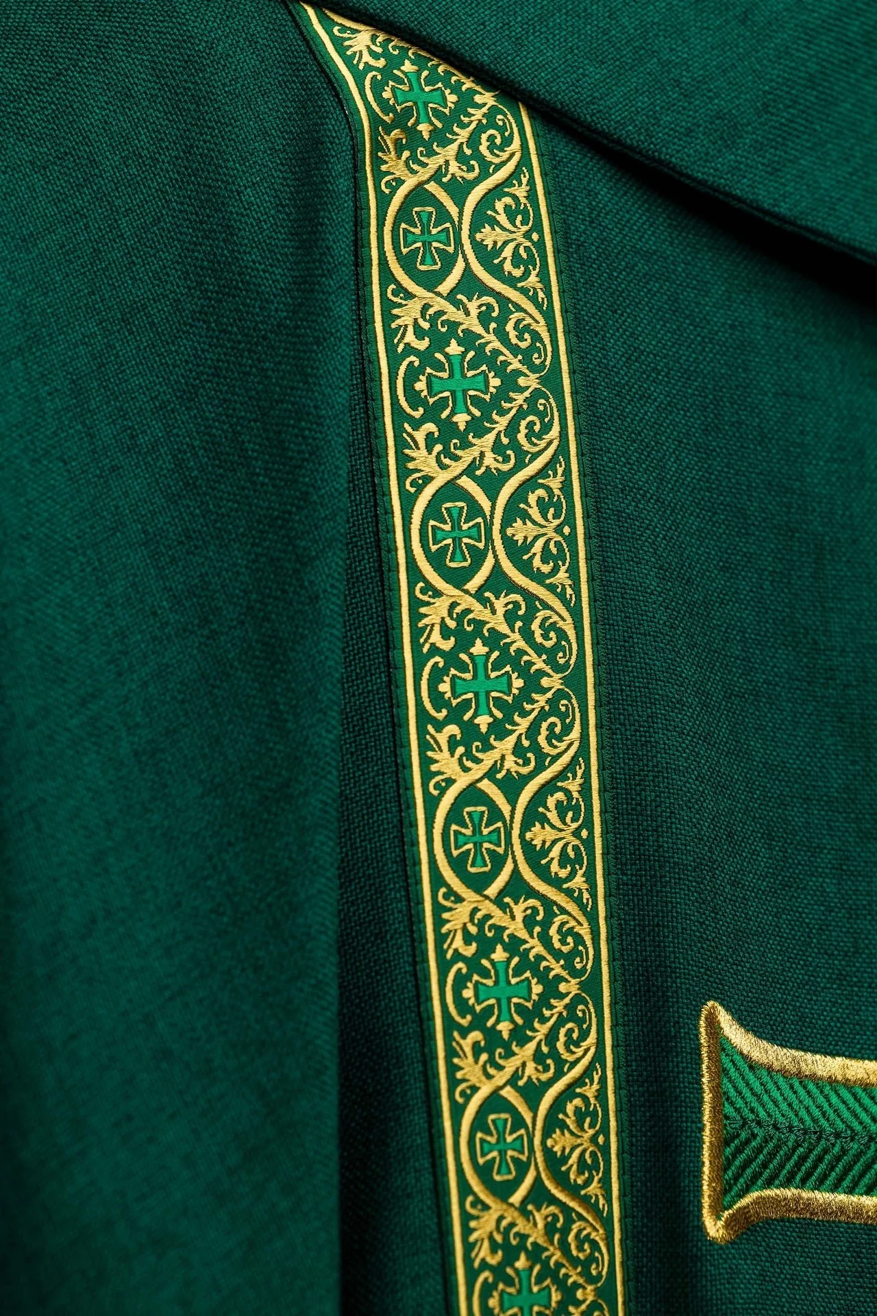 Green liturgical chasuble with embroidered cross and jacquard bands - Image 6