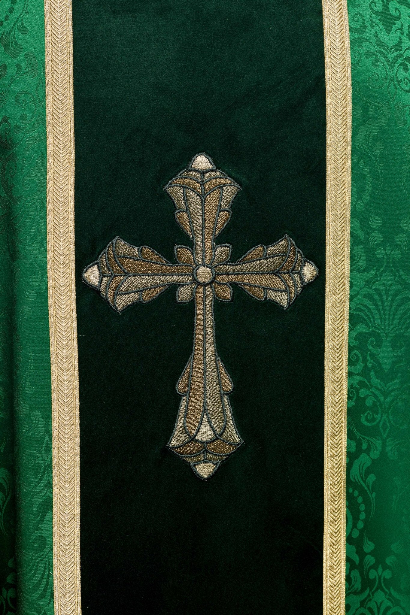Green liturgical chasuble with stole and cross embroidery on jacquard fabric - Image 8