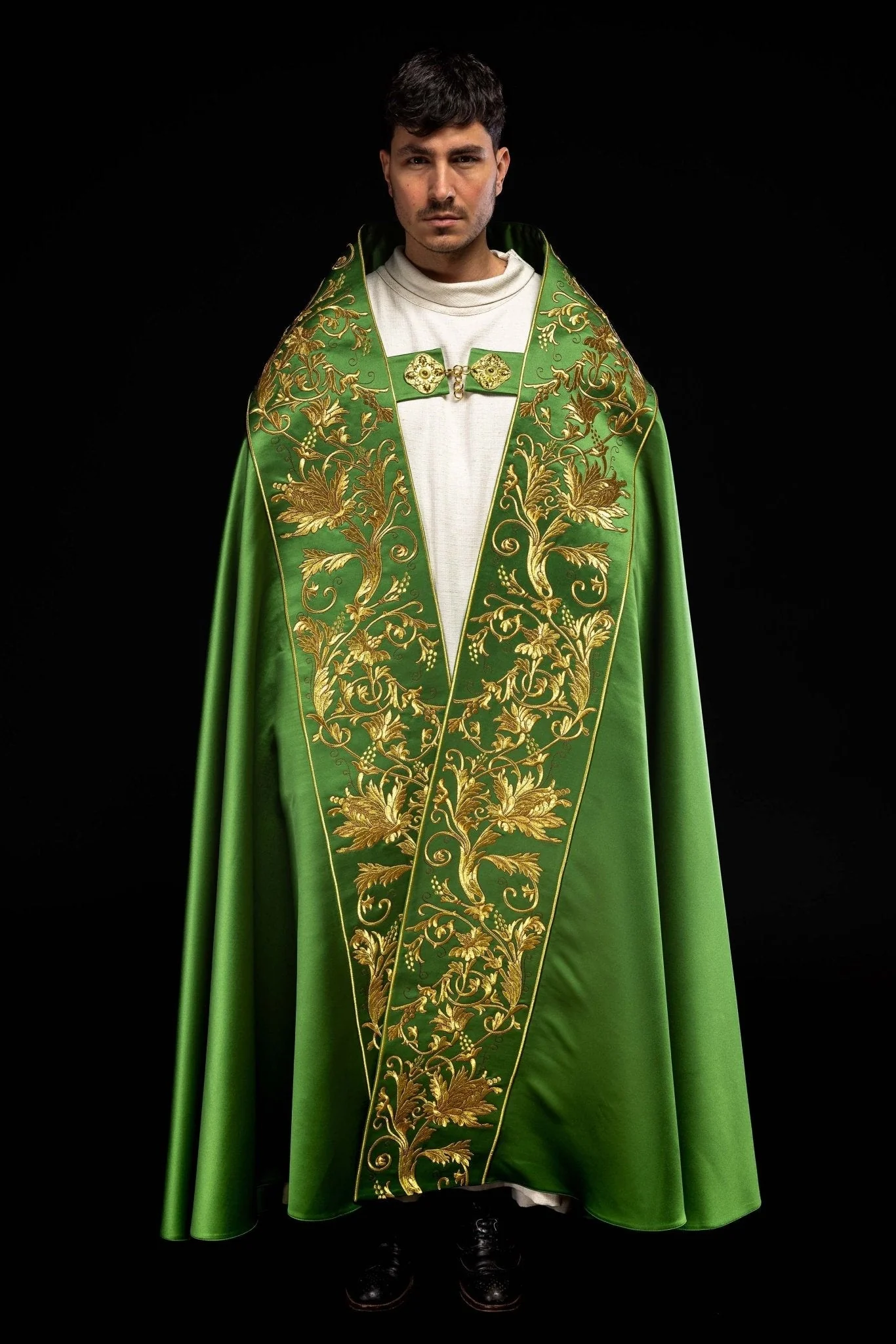 Green satin Roman cape with embroidered heart of Jesus - Image 2