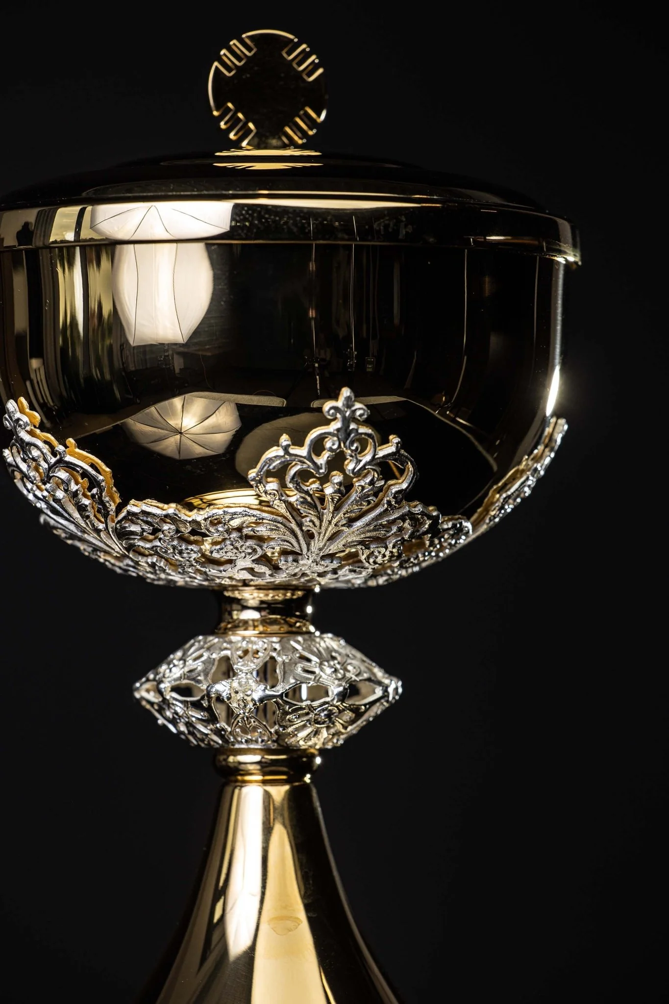 Handcrafted gilded brass ciborium with silver-plated decorations - Image 2