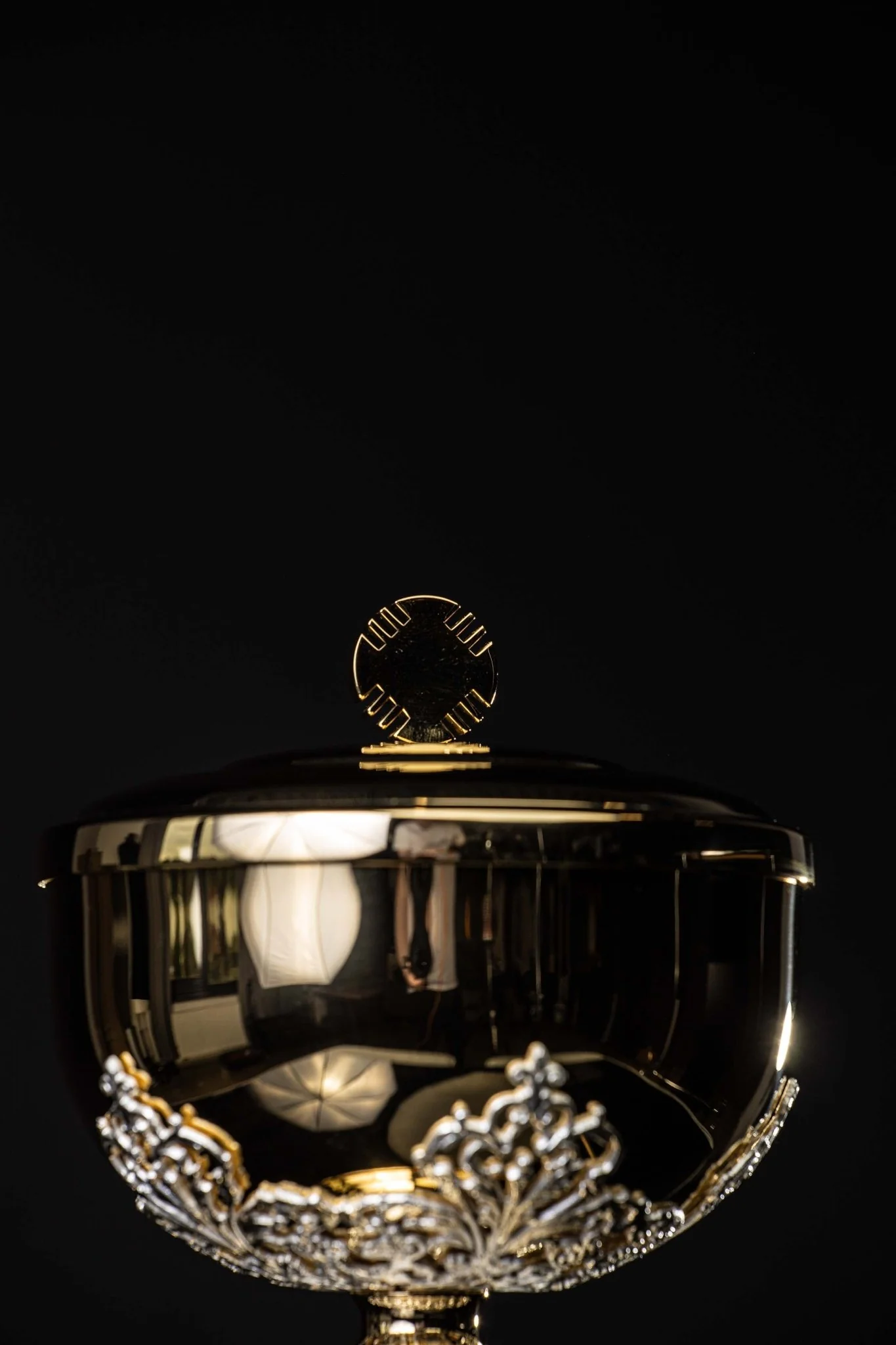 Handcrafted gilded brass ciborium with silver-plated decorations - Image 4