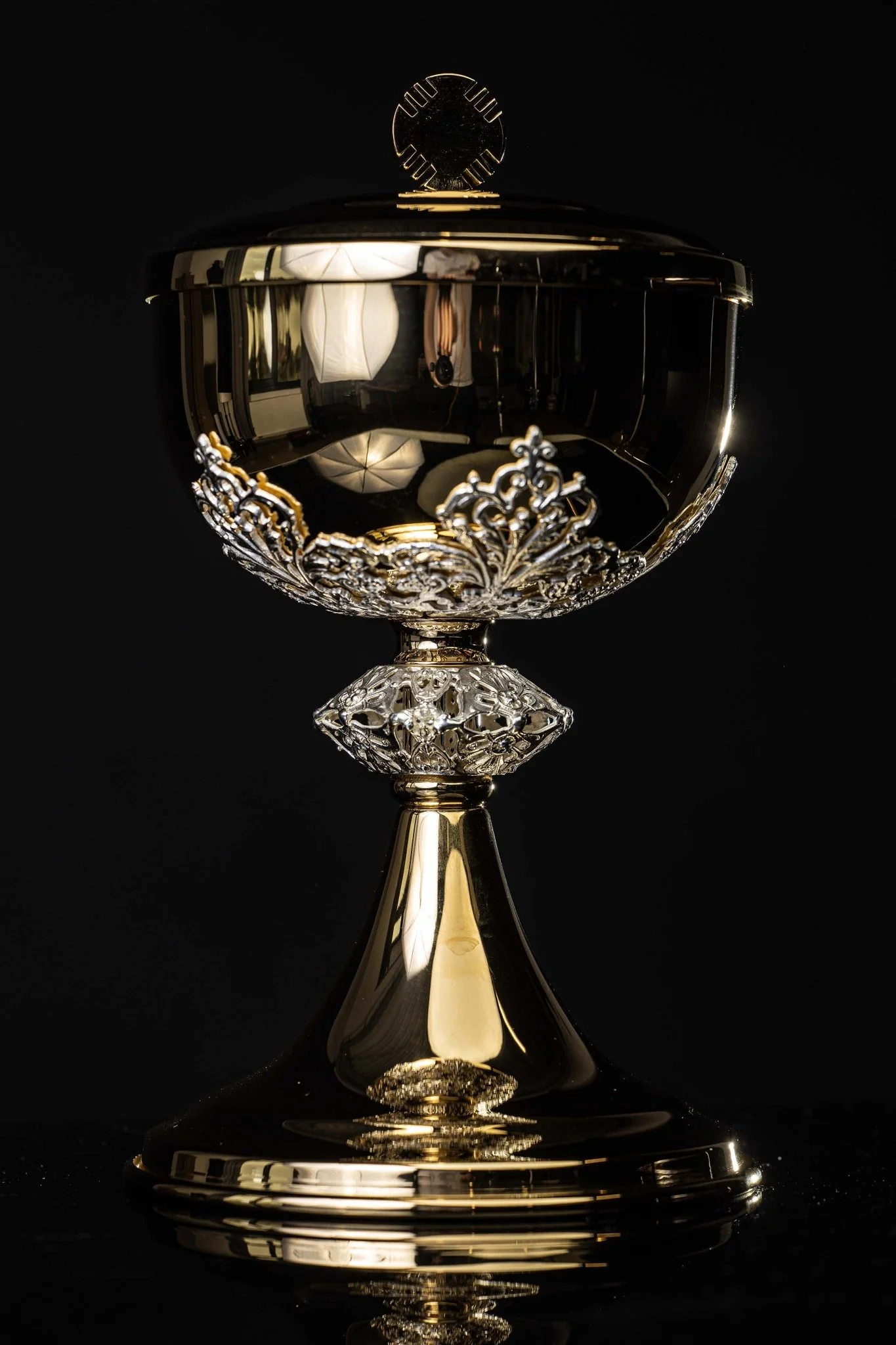 Handcrafted gilded brass ciborium with silver-plated decorations - Image 6