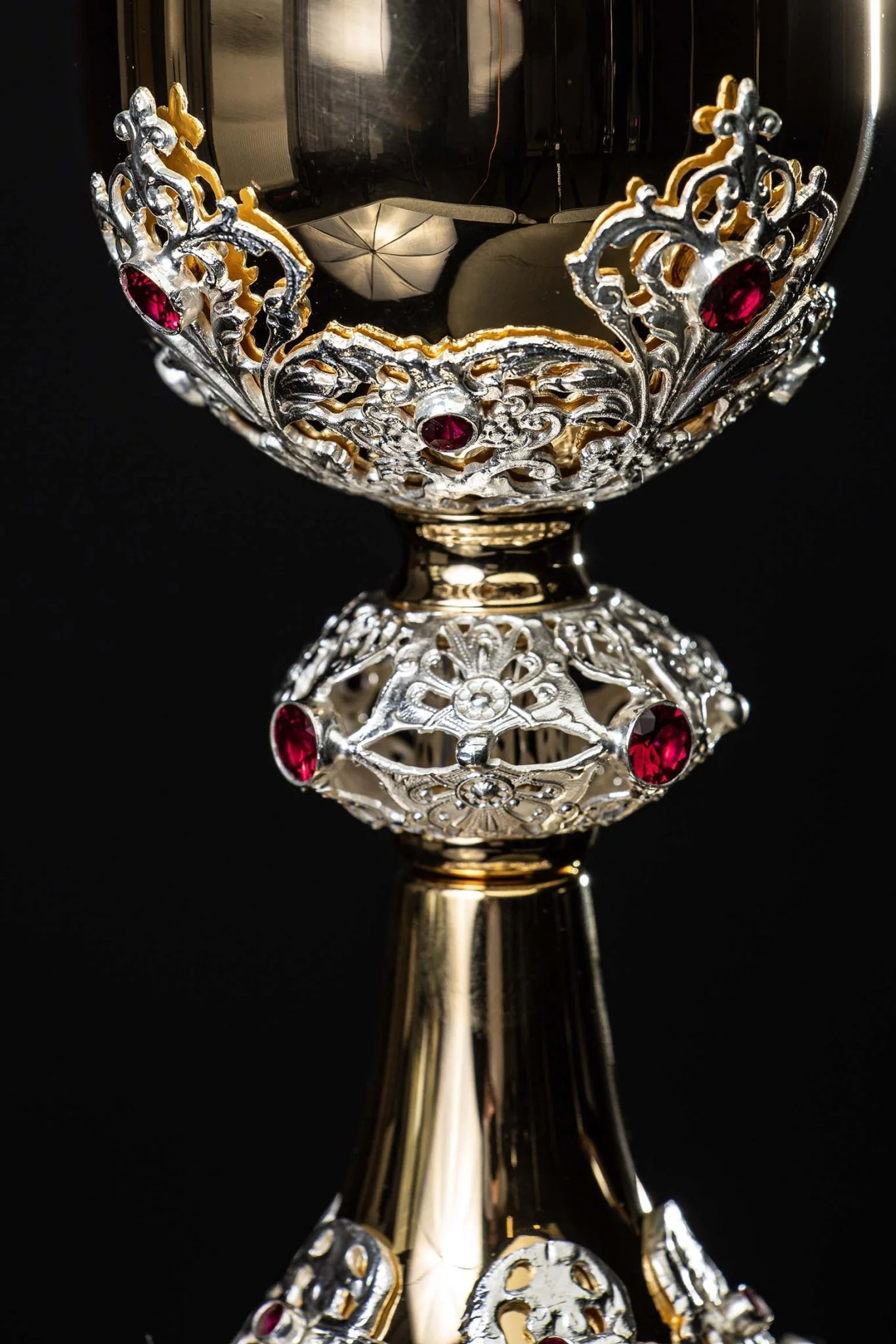 Handcrafted gilded chalice decorated with rubies - Image 2