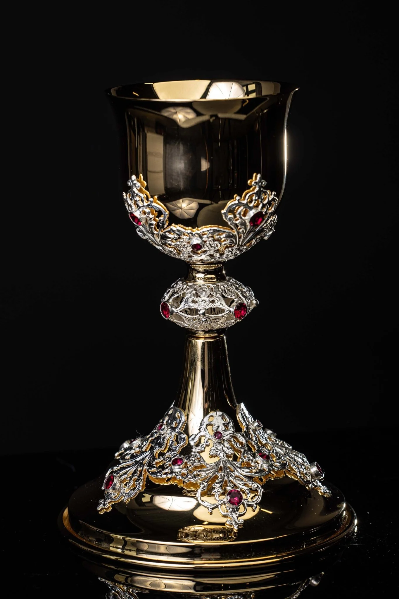 Handcrafted gilded chalice decorated with rubies - Image 5