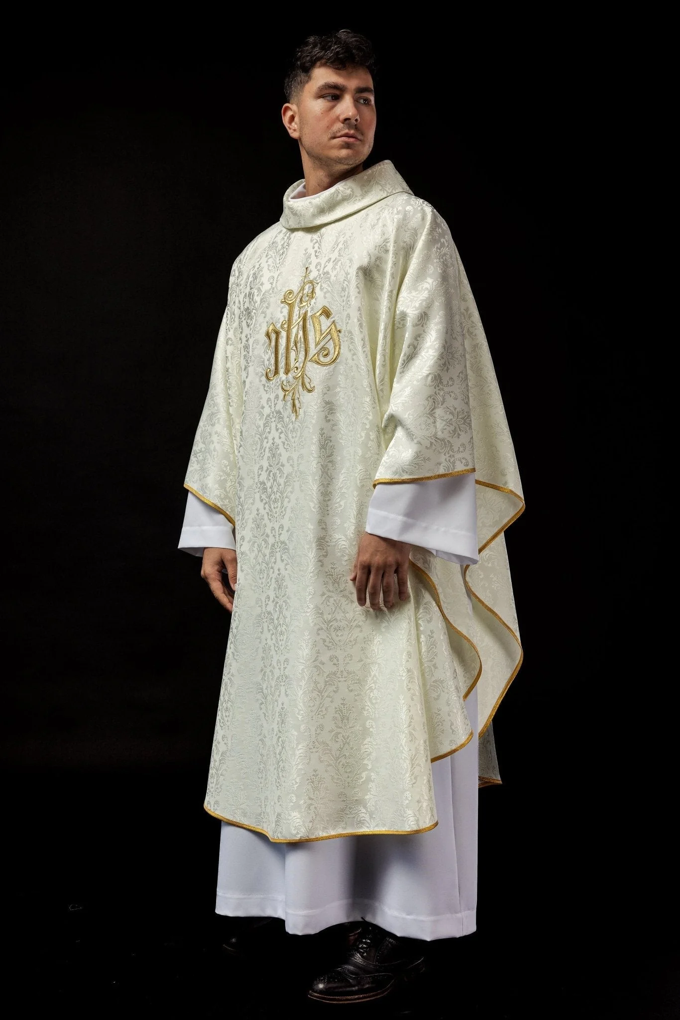 Ivory chasuble made of ornamental texture with classic IHS - Image 2