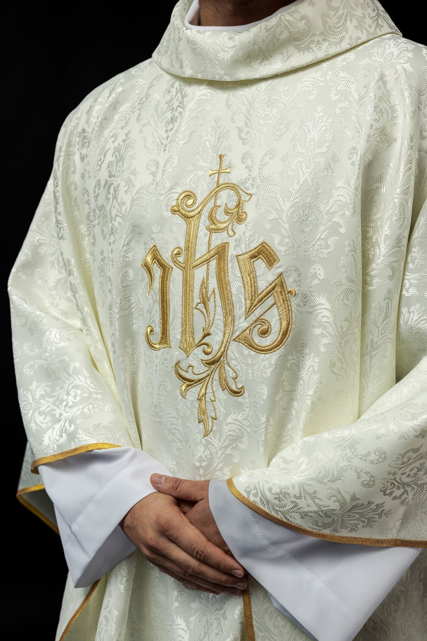 Ivory chasuble made of ornamental texture with classic IHS - Image 6
