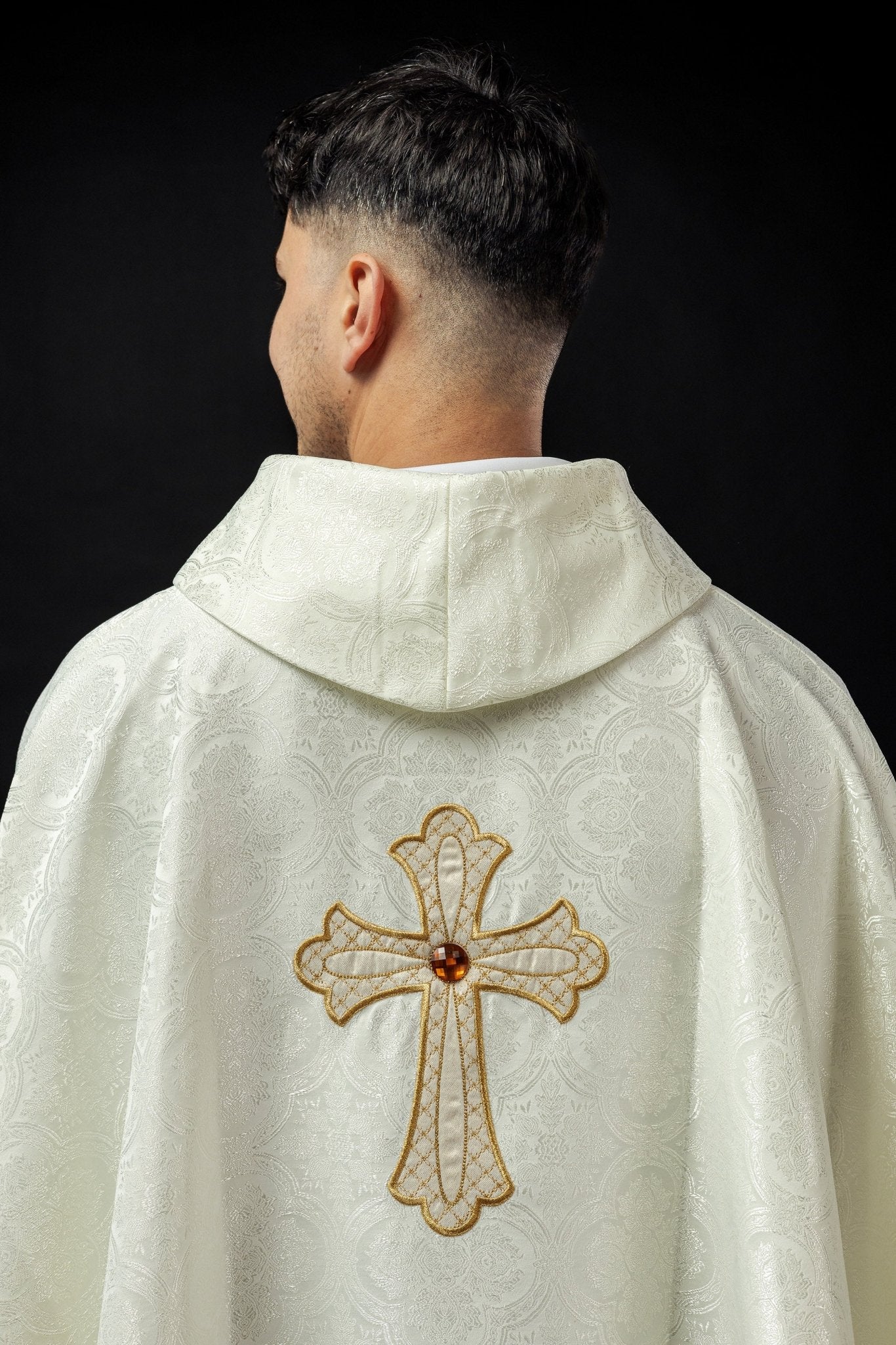 Ivory chasuble with gold cross - Image 6