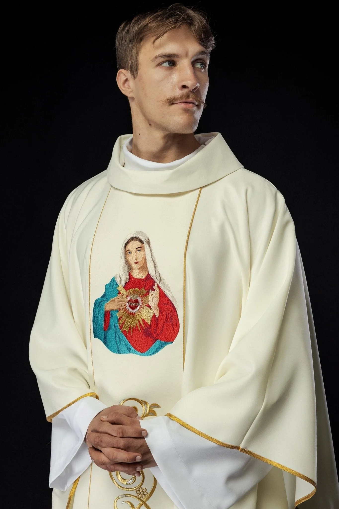 Ivory chasuble with the image of Immaculate Heart of Mary