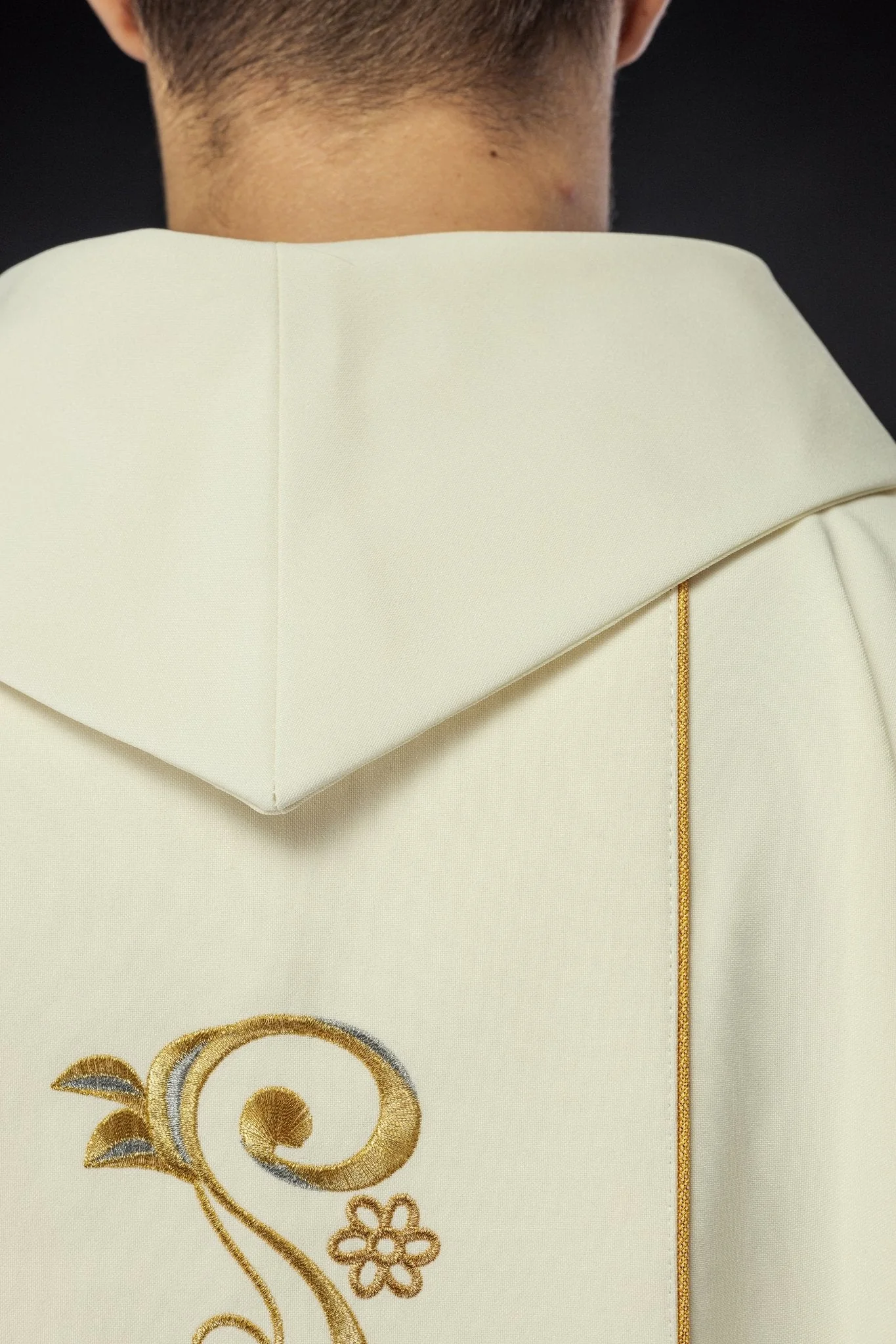Ivory chasuble with the image of Immaculate Heart of Mary - Image 6
