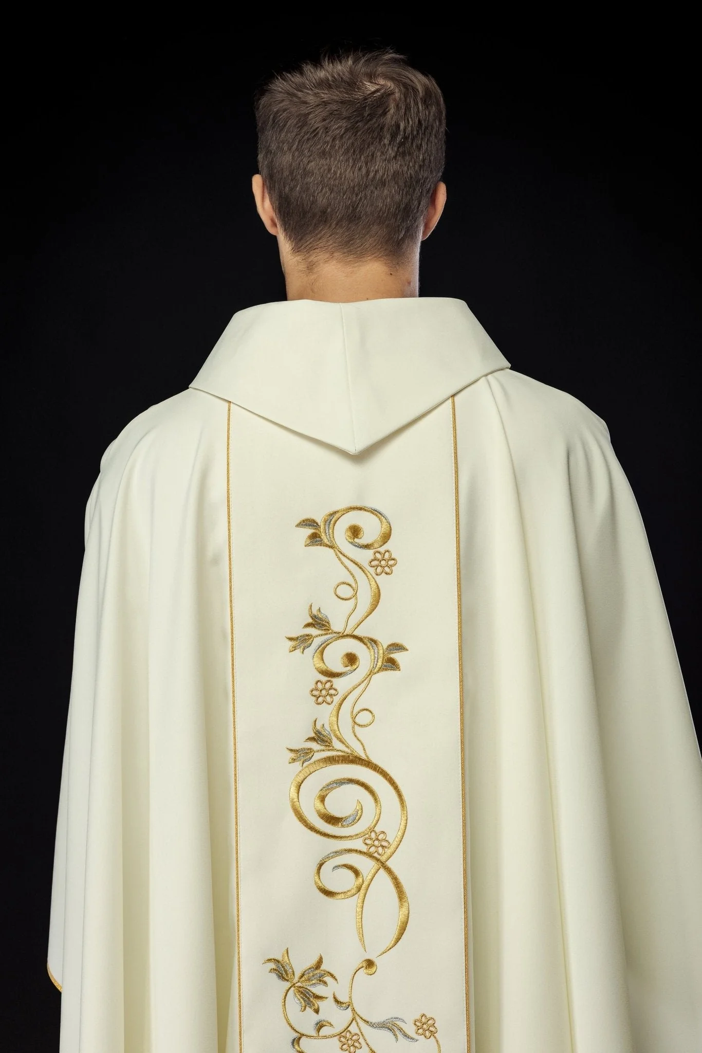 Ivory chasuble with the image of Immaculate Heart of Mary - Image 7