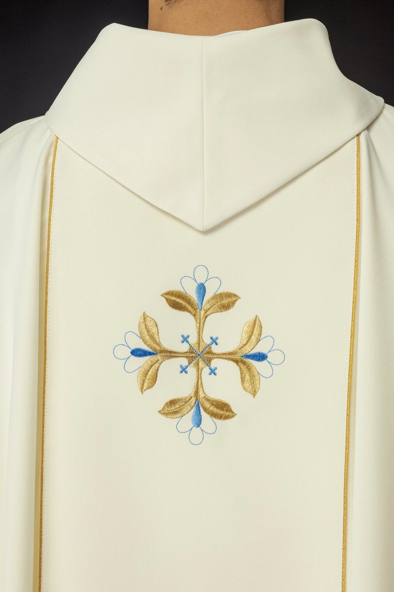 Ivory chasuble with the image of Our Lady Immaculate - Image 6