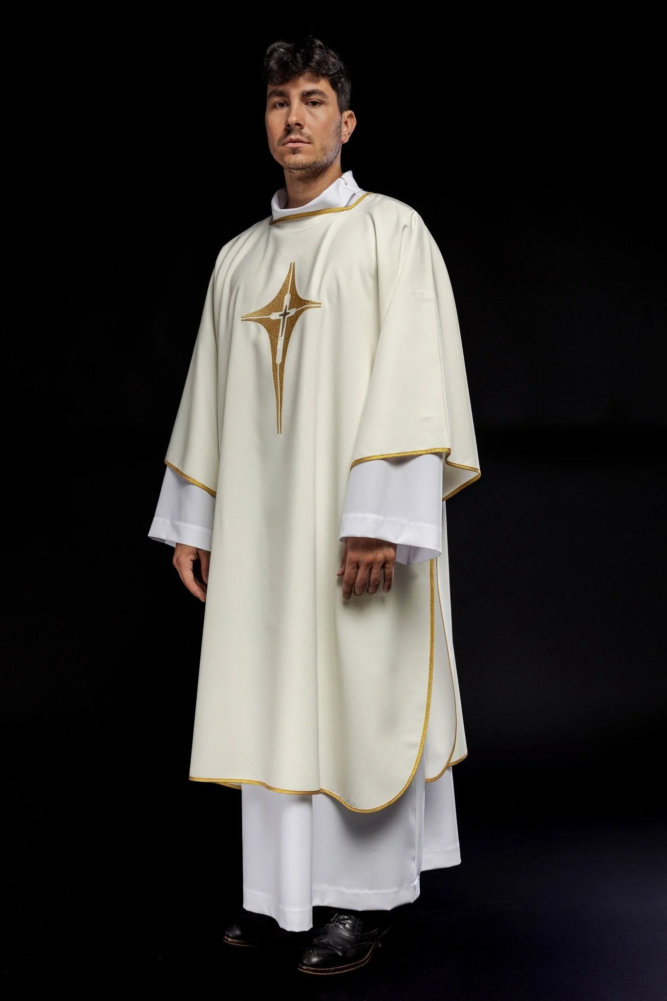 Ivory dalmatic chasuble with gold star-shaped cross - Image 3