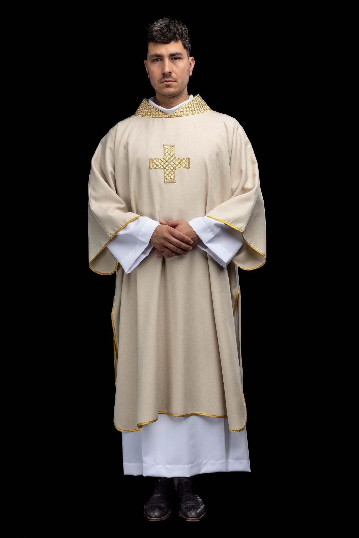 Ivory dalmatic with decorated gold collar and cross embroidery - Image 2