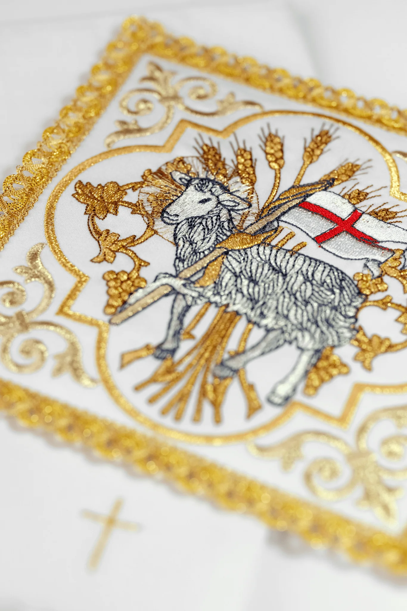 Lamb embroidered linen for Easter - Image 2