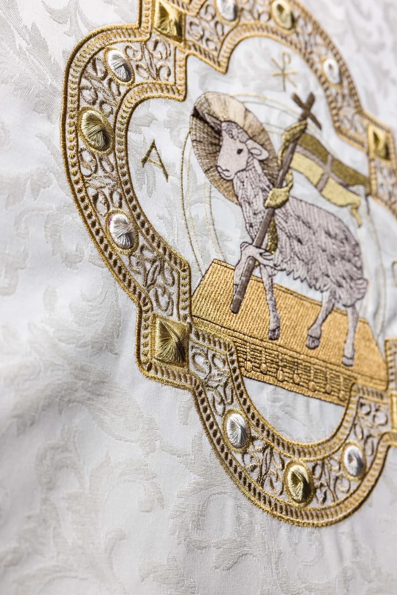 Lectern cloth with embroidered Lamb jacquard fabric ecru - Image 4