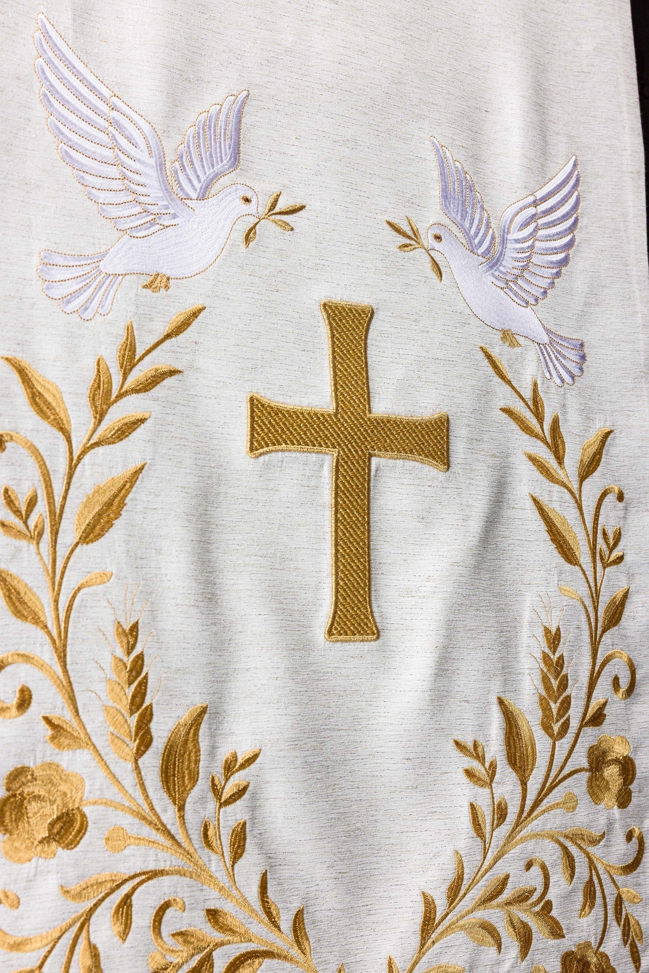 Lectern cloth with embroidery of the cross and doves in ecru - Image 2