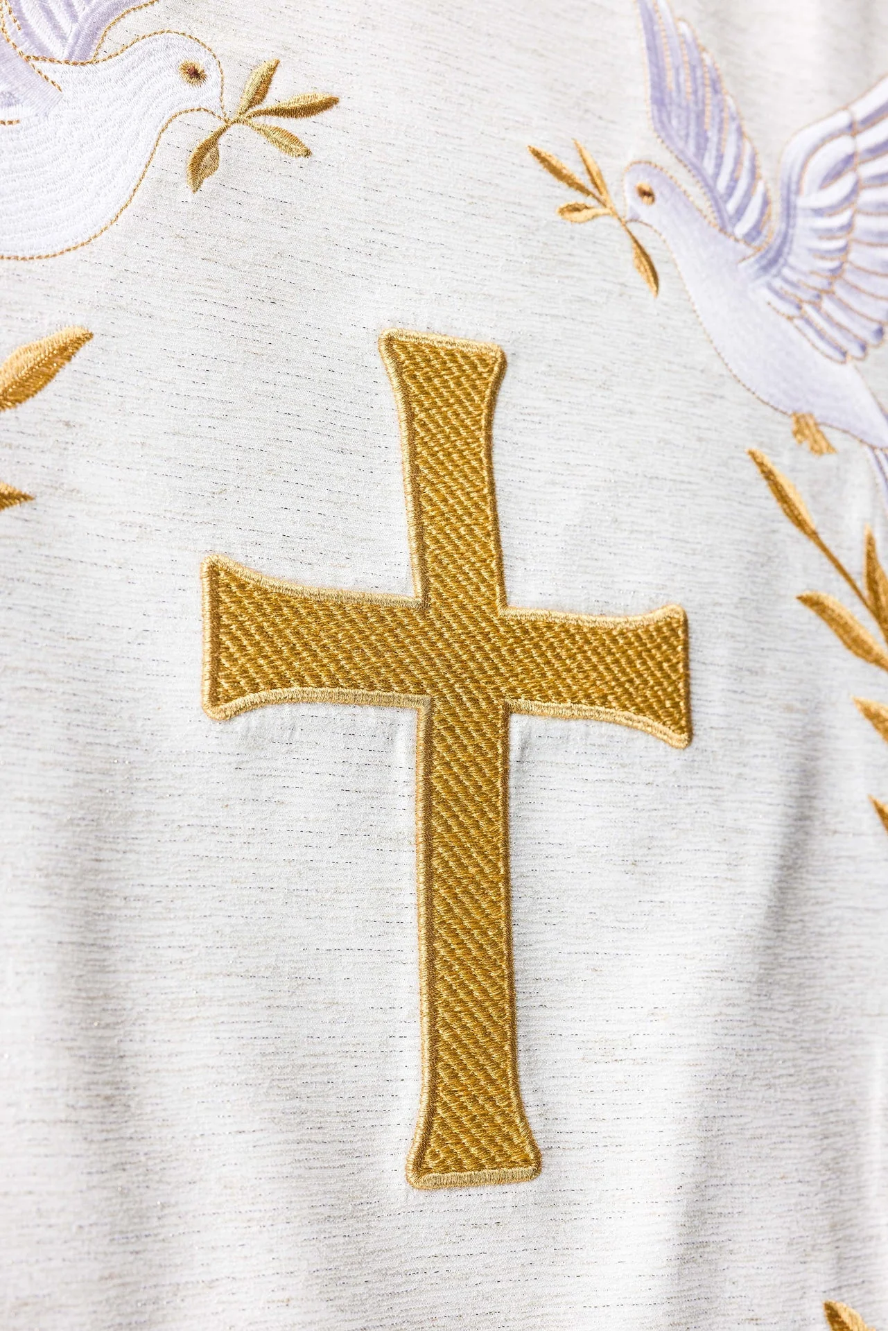 Lectern cloth with embroidery of the cross and doves in ecru - Image 4
