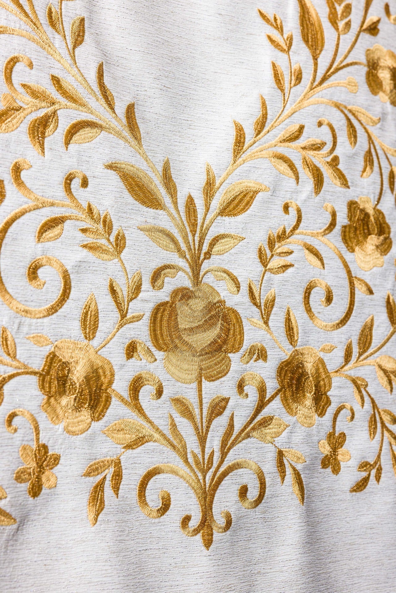 Lectern cloth with embroidery of the cross and doves in ecru - Image 5