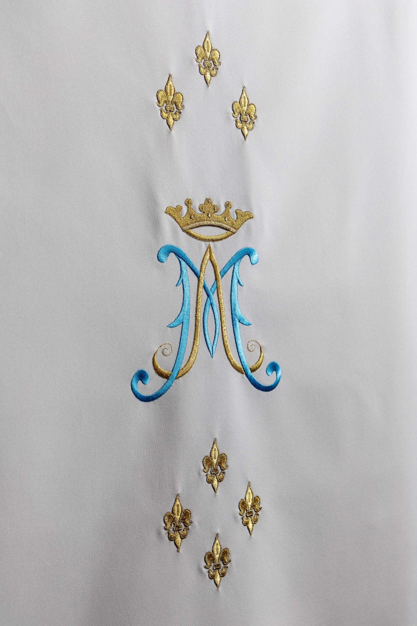 White lectern cover embroidered with a white Marian motif - Image 2