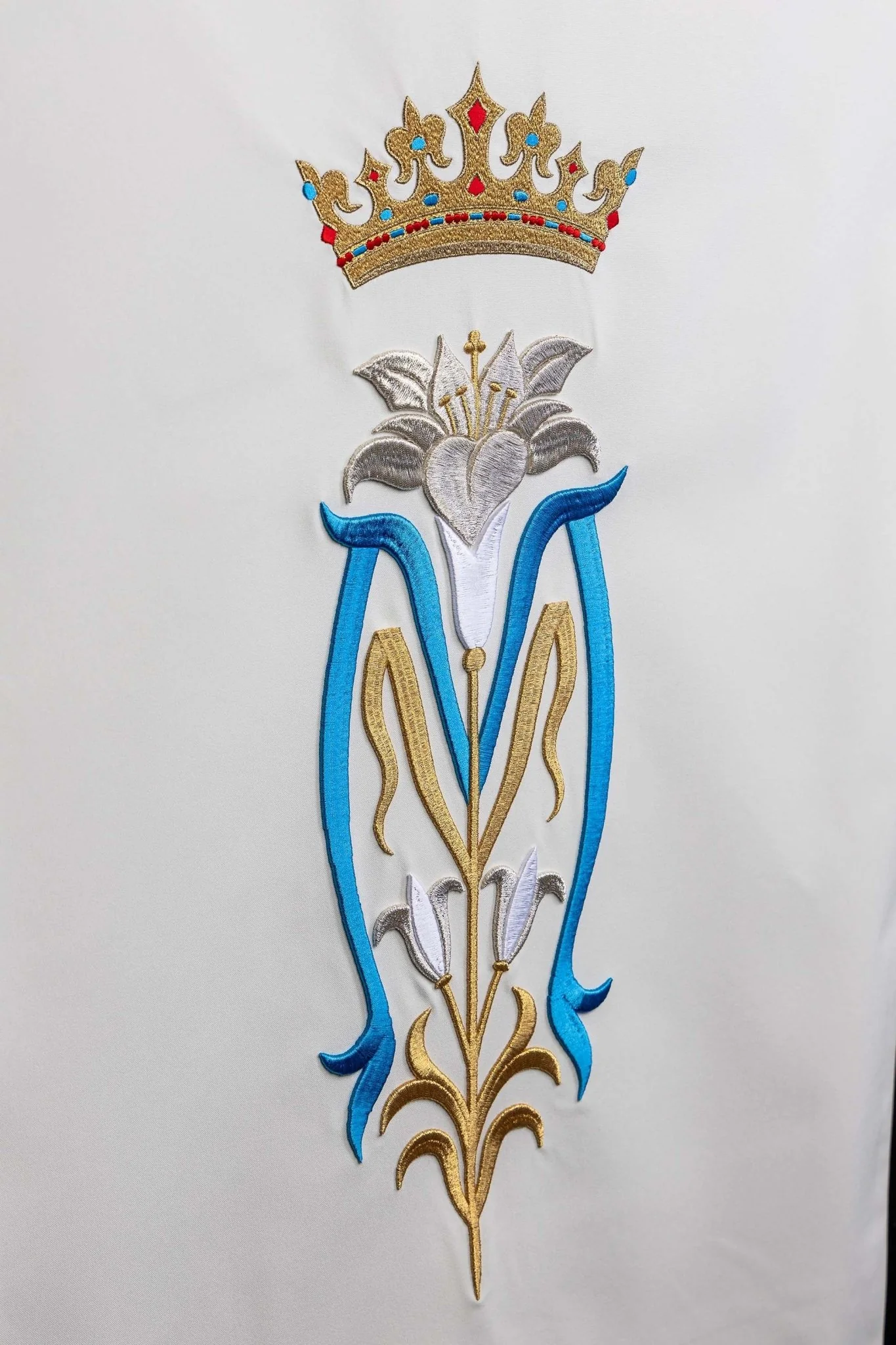 White lectern cover embroidered with a white Marian motif - Image 2