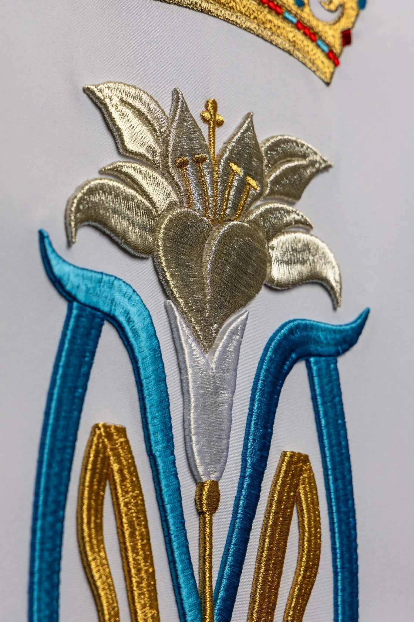 White lectern cover embroidered with a white Marian motif - Image 4