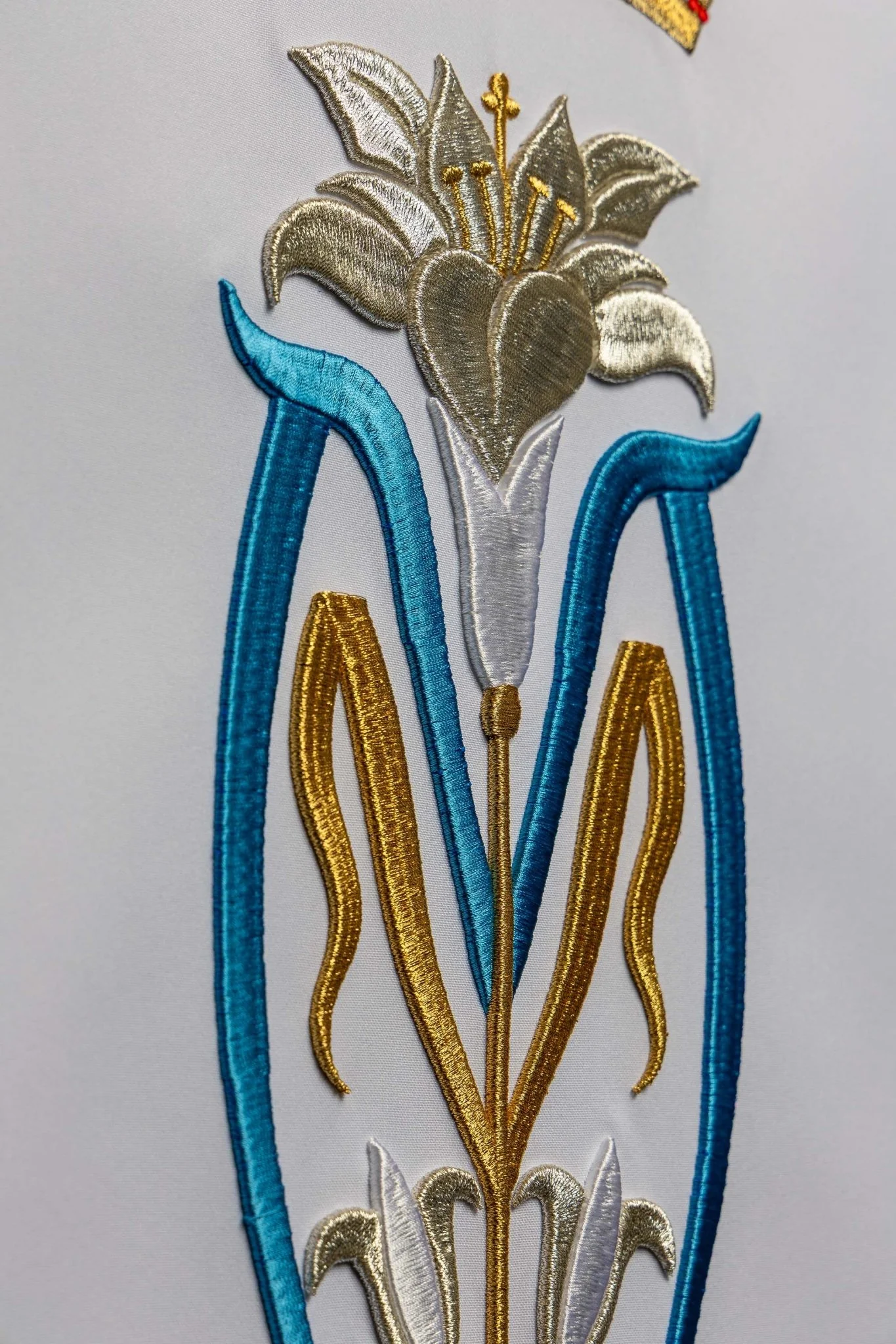 White lectern cover embroidered with a white Marian motif - Image 5