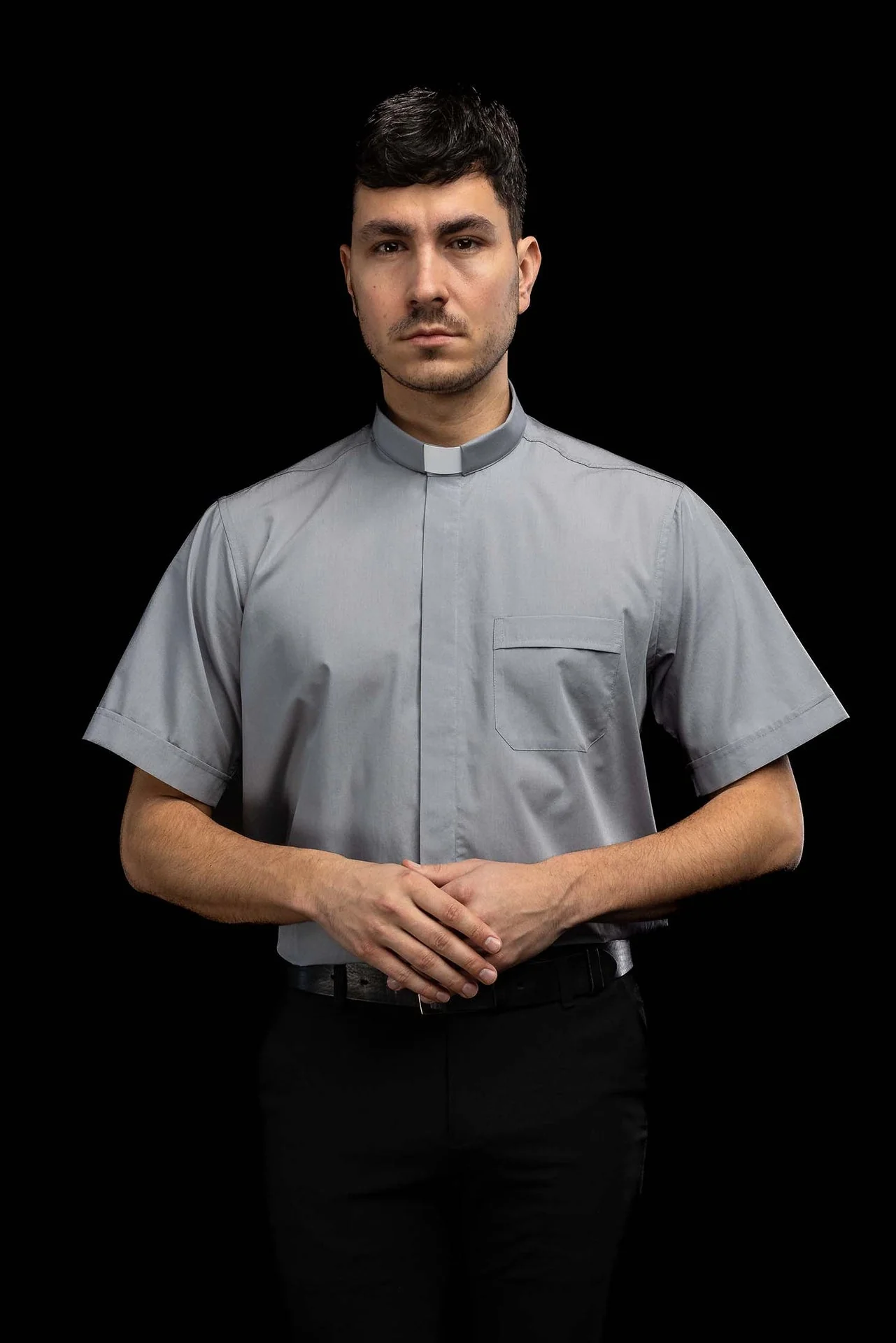 Light grey short-sleeved clerical shirt with clerical collar - Image 9
