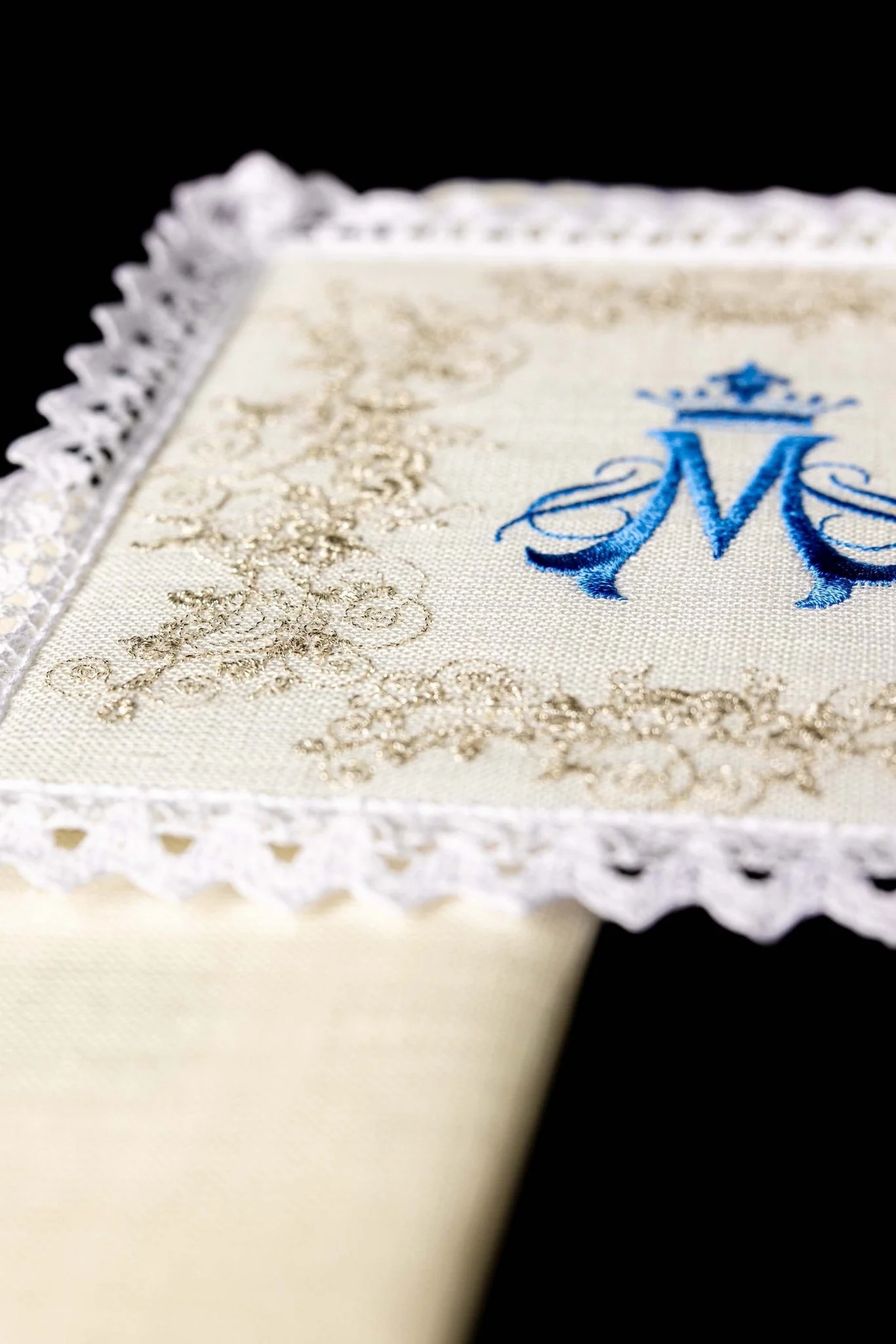 Linen Chalice Linens with Embroidered Mary Motif - Image 4