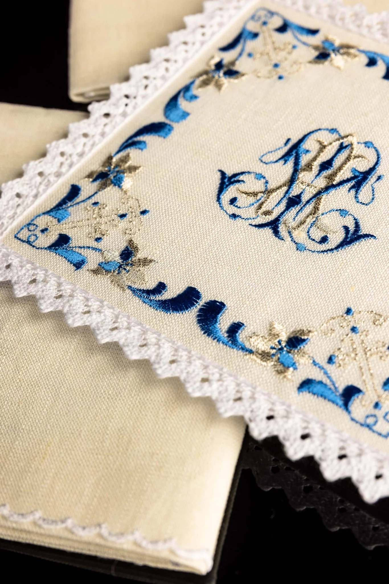 Linen Chalice Linens with Gold Mary Embroidery - Image 4