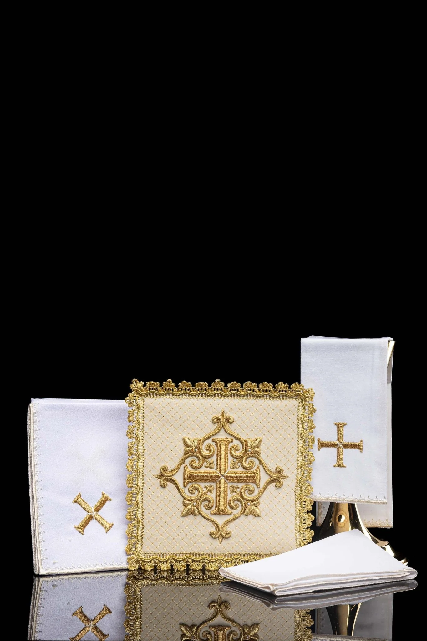 Linen chalice set with Cross velvet ecru