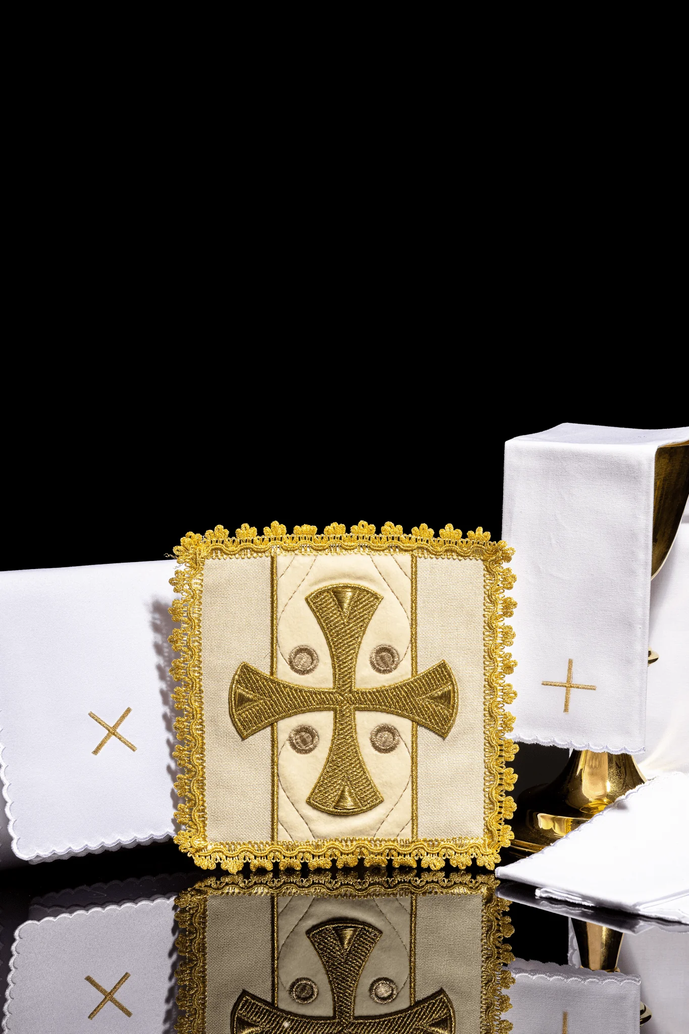 Liturgical chalice linens ecru embroidered on velvet