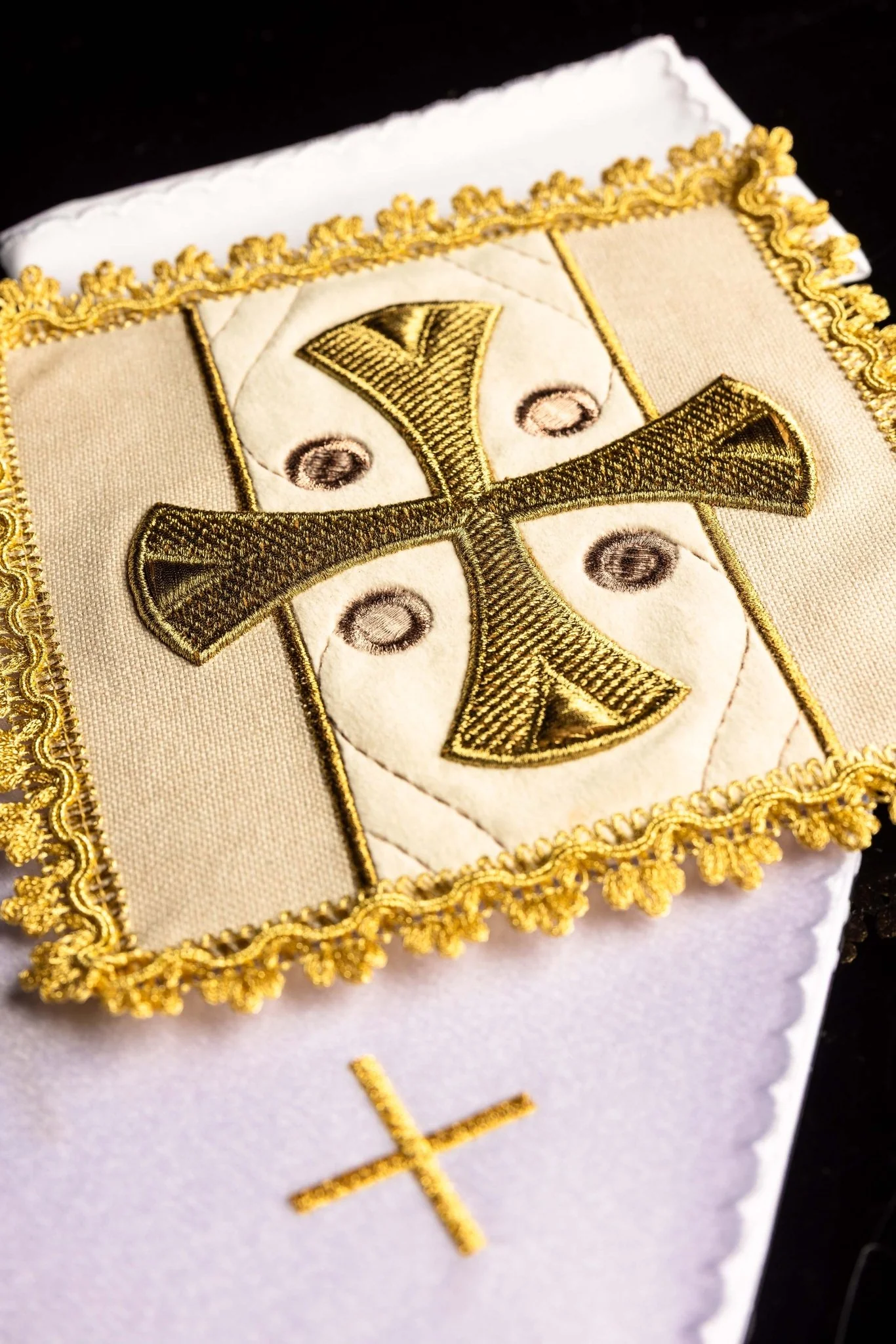 Liturgical chalice linens ecru embroidered on velvet - Image 3