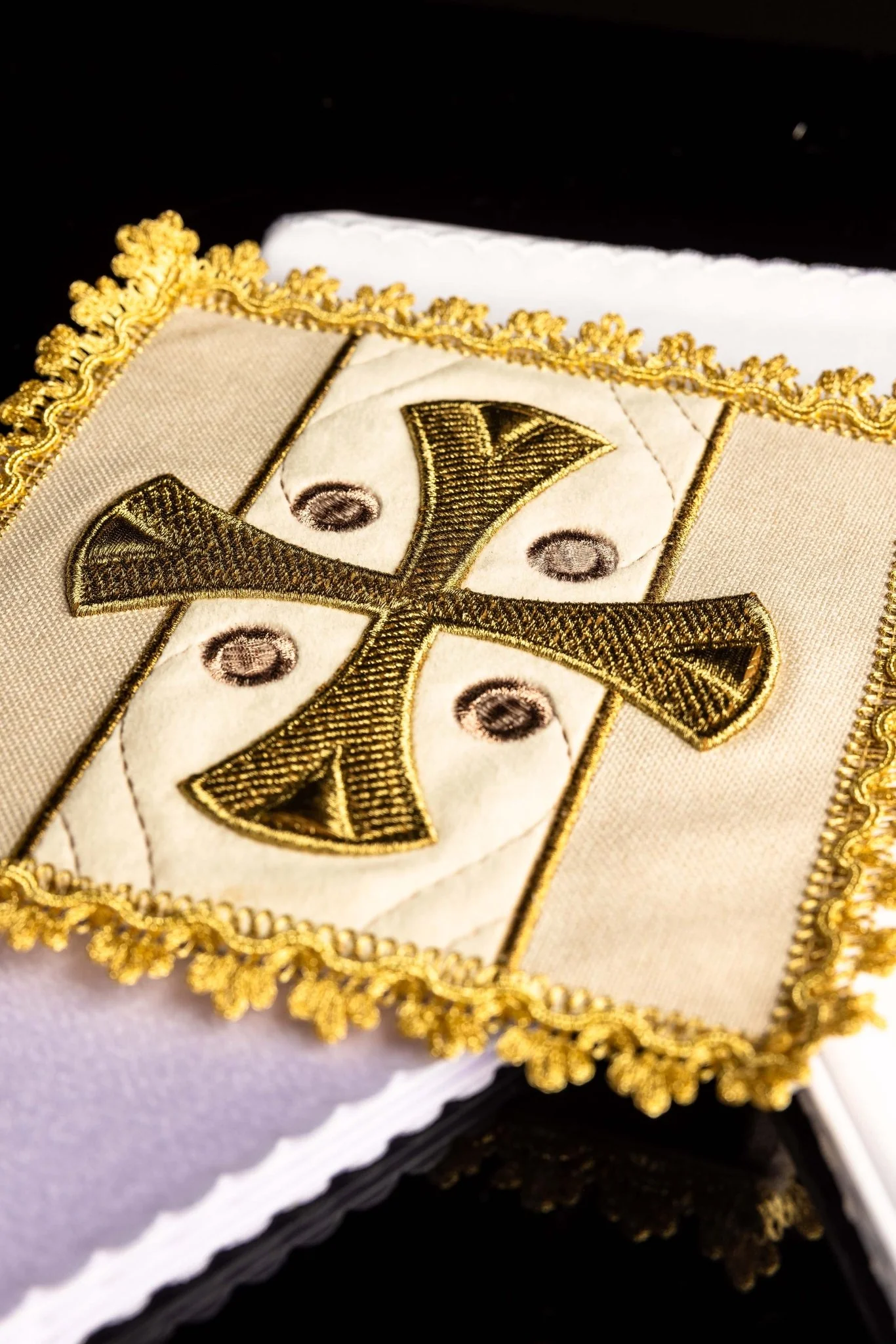 Liturgical chalice linens ecru embroidered on velvet - Image 4